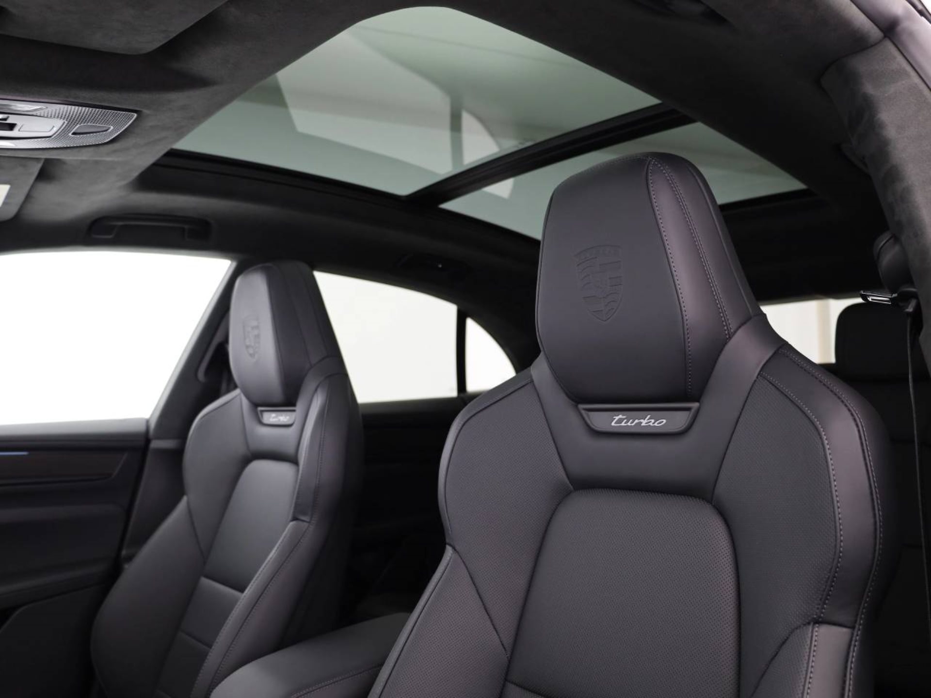 PORSCHE Macan Turbo-image-18