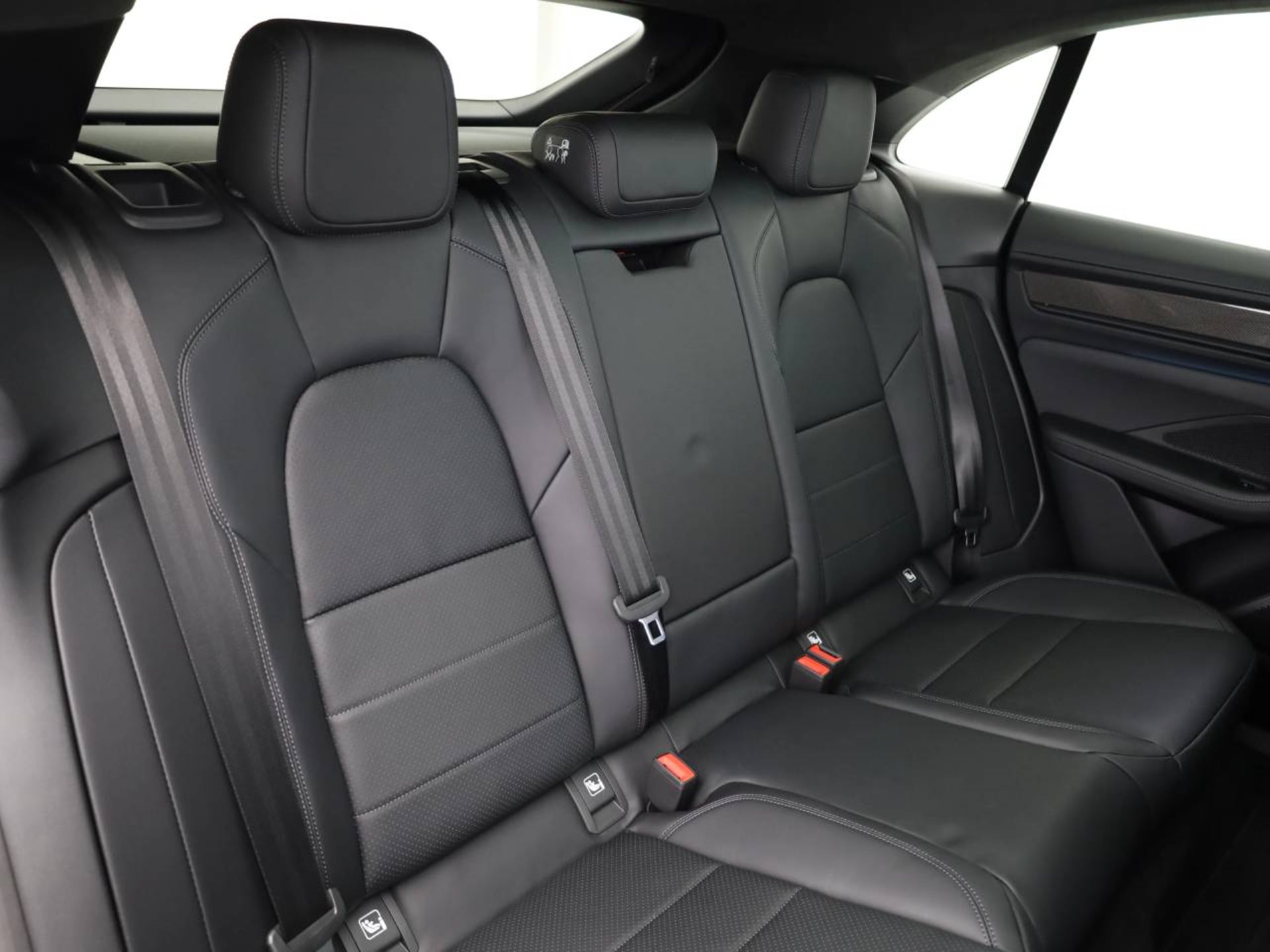 PORSCHE Macan Turbo-image-19
