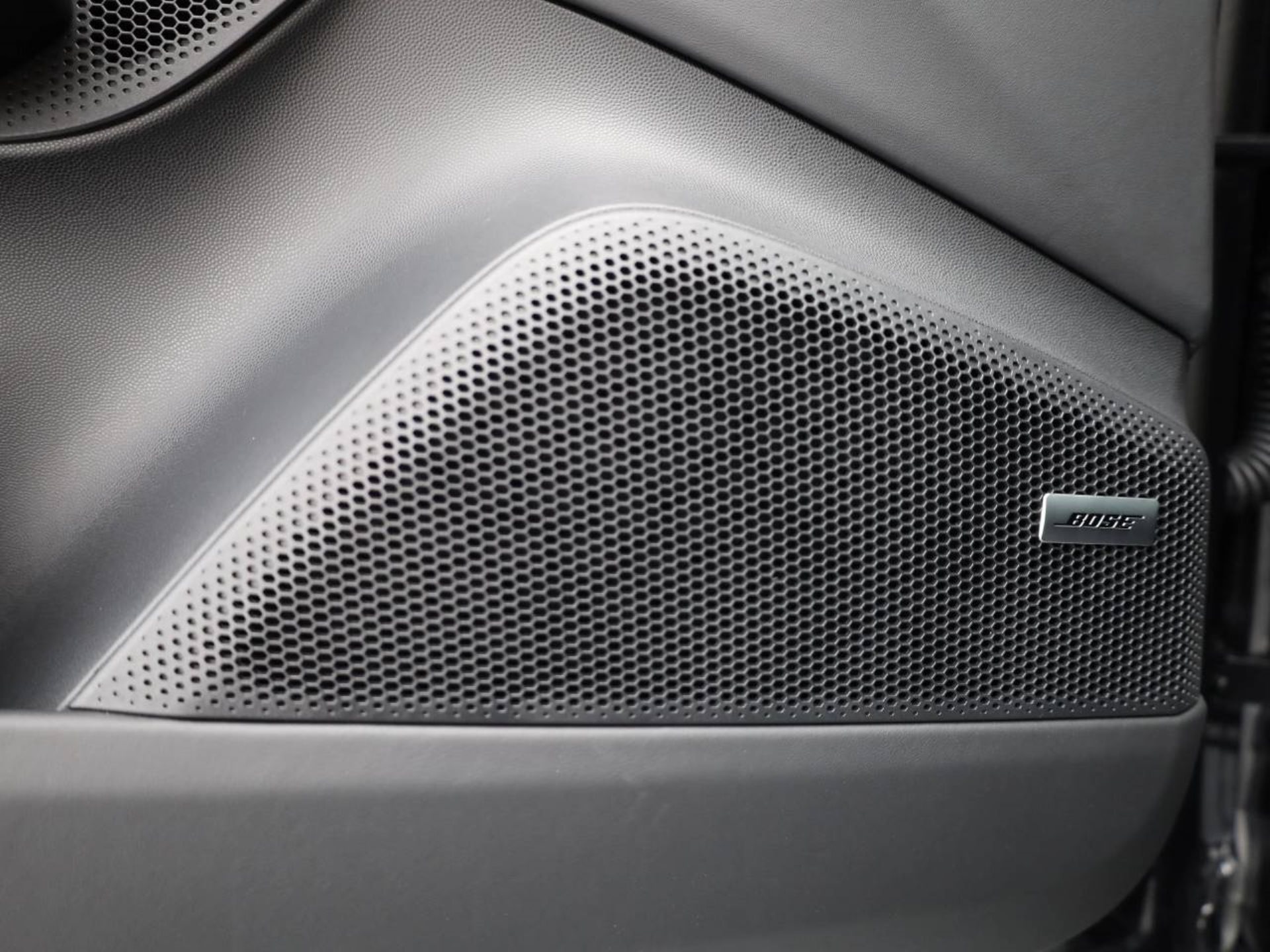 PORSCHE Macan Turbo-image-17