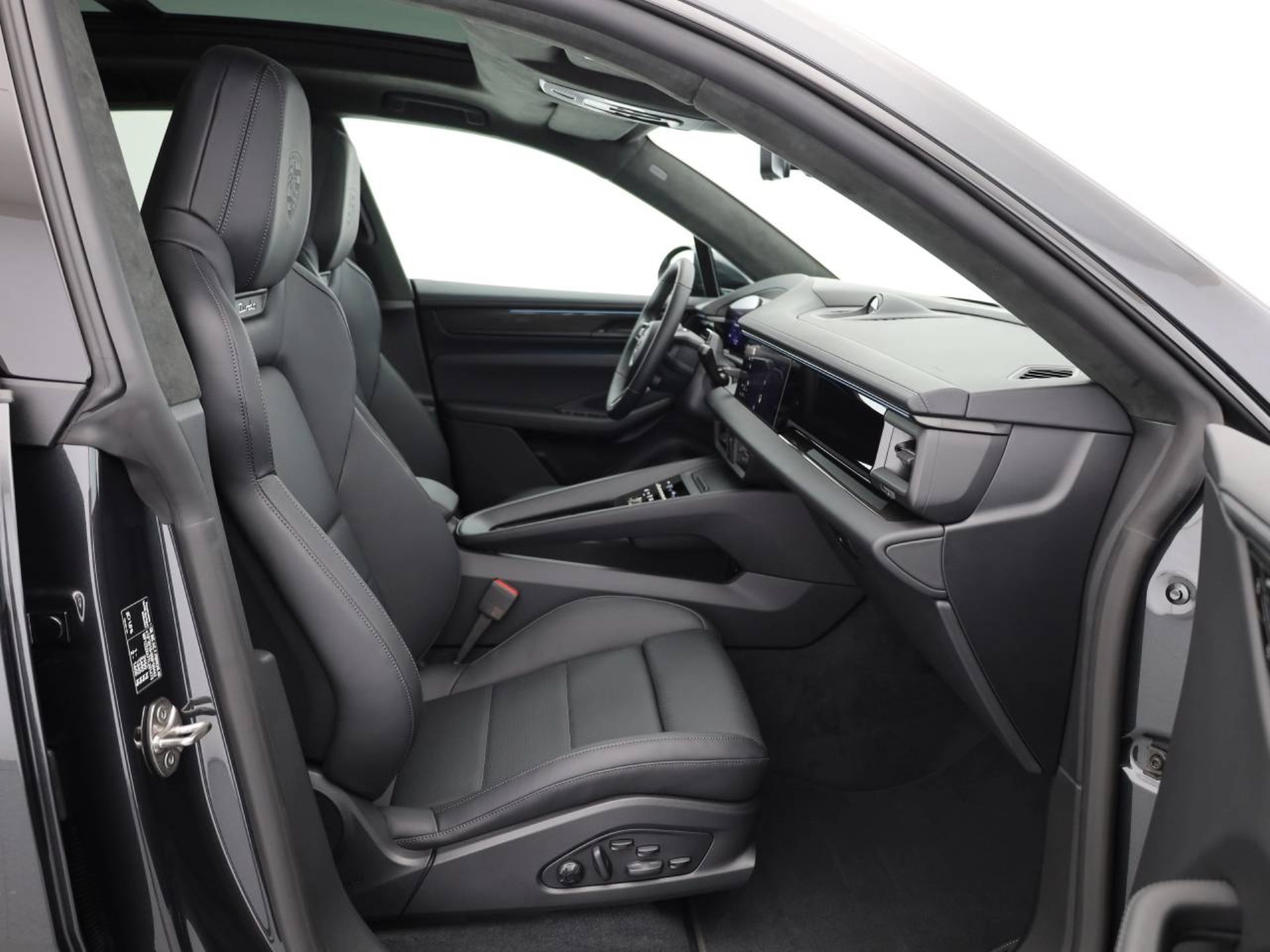 PORSCHE Macan Turbo-image-15