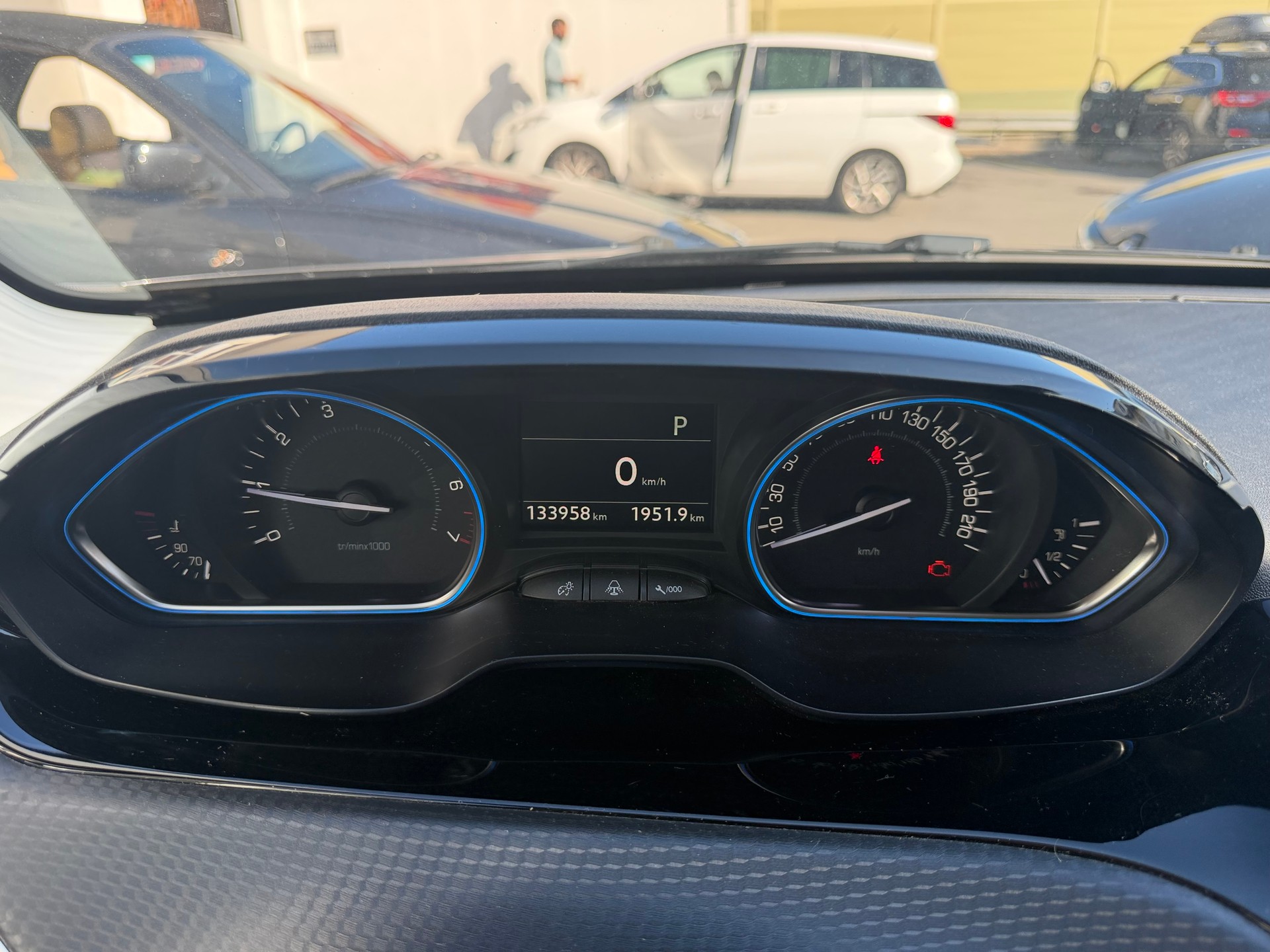 PEUGEOT 2008 1.2 PureTech Style EAT6-image-10