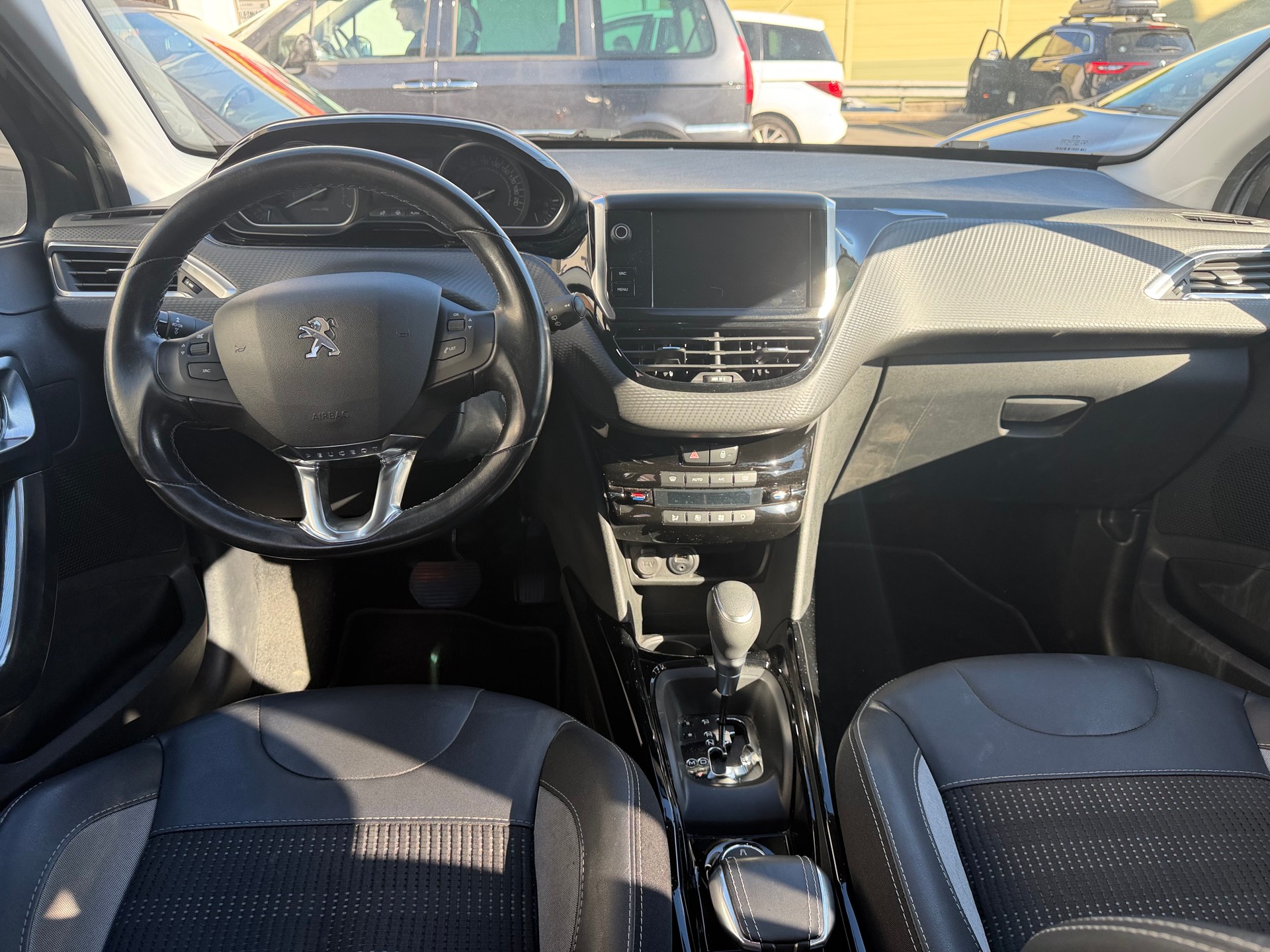 PEUGEOT 2008 1.2 PureTech Style EAT6-image-9