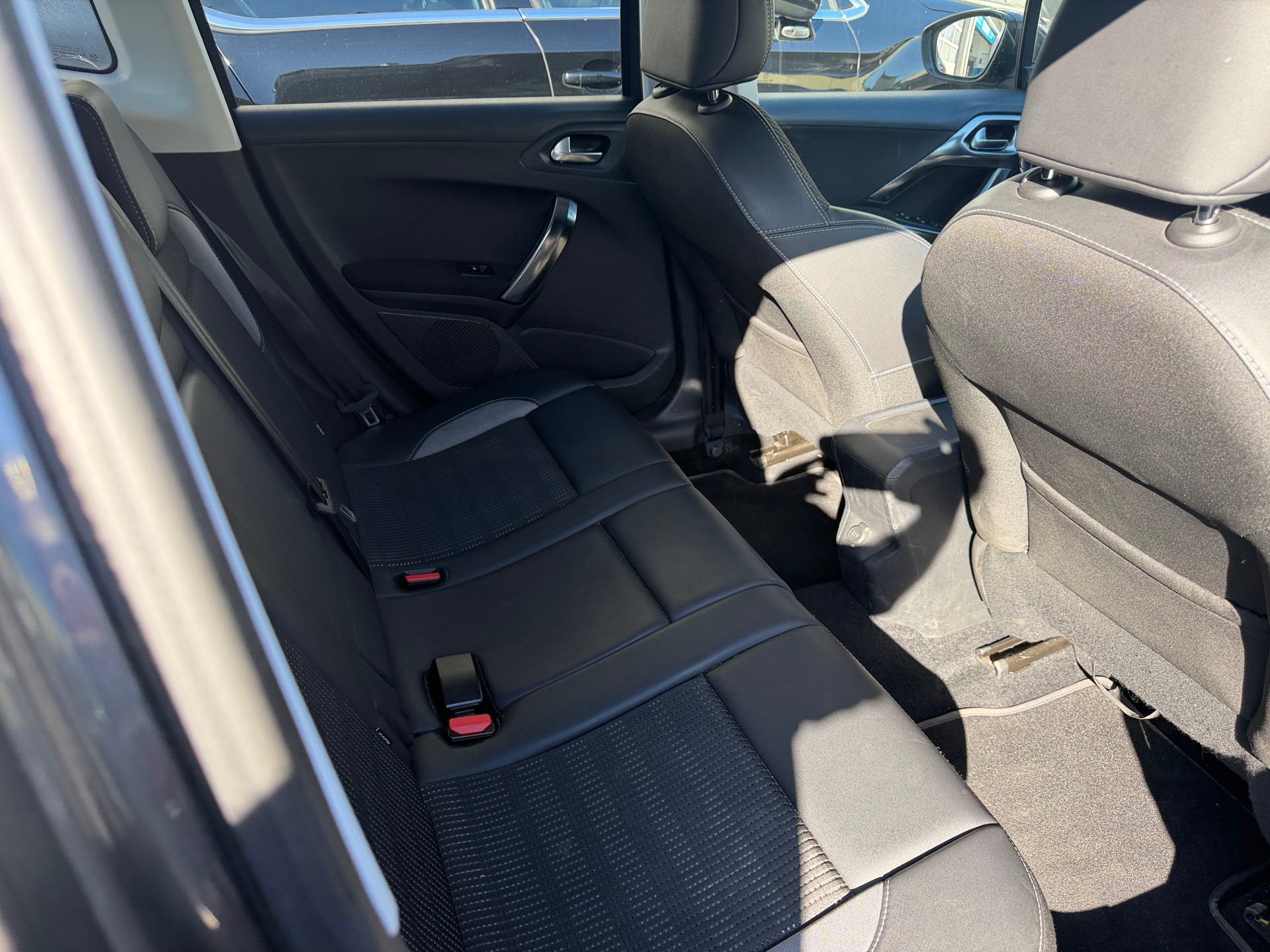 PEUGEOT 2008 1.2 PureTech Style EAT6-image-7