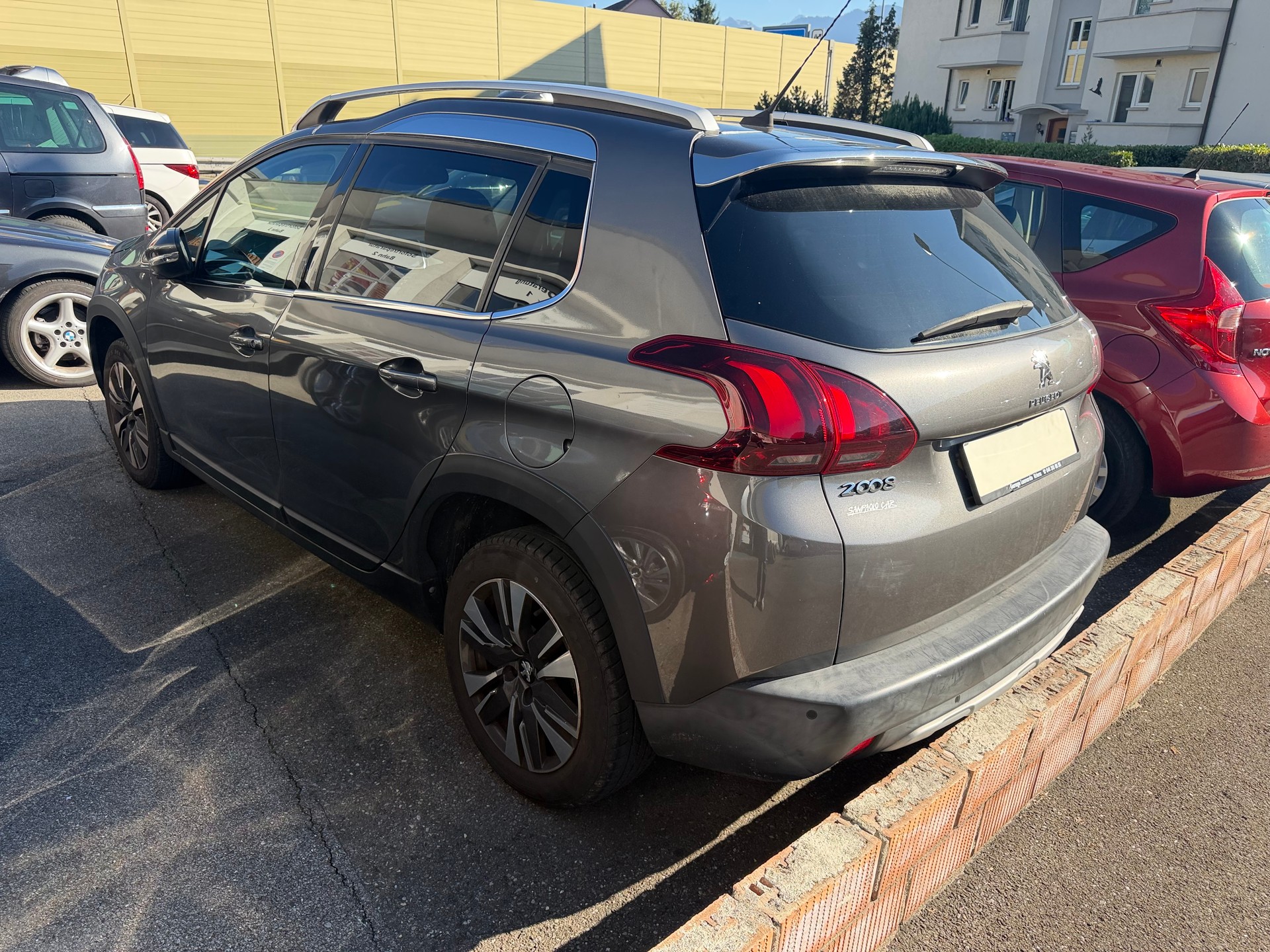 PEUGEOT 2008 1.2 PureTech Style EAT6-image-4
