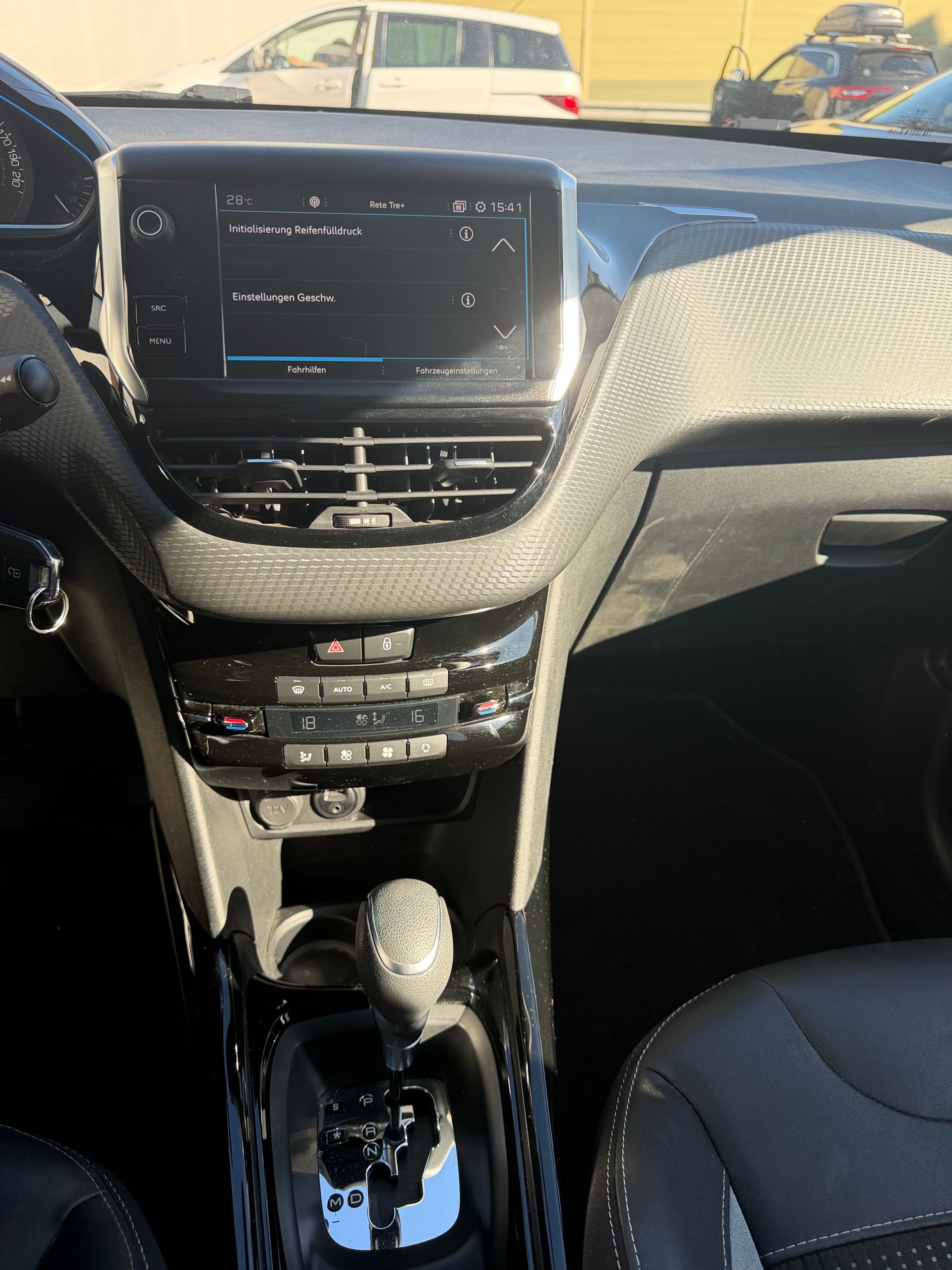 PEUGEOT 2008 1.2 PureTech Style EAT6-image-11