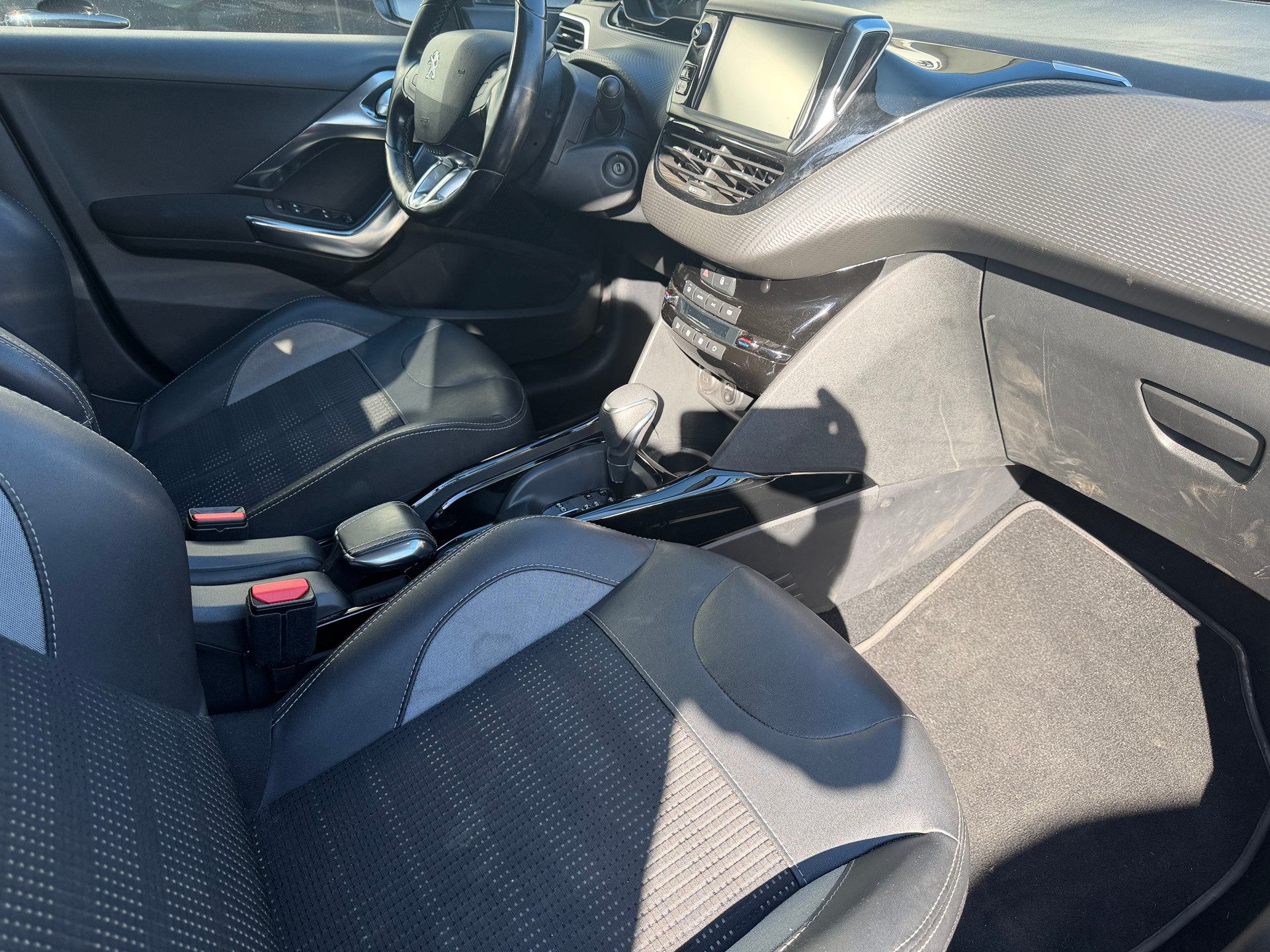 PEUGEOT 2008 1.2 PureTech Style EAT6-image-6