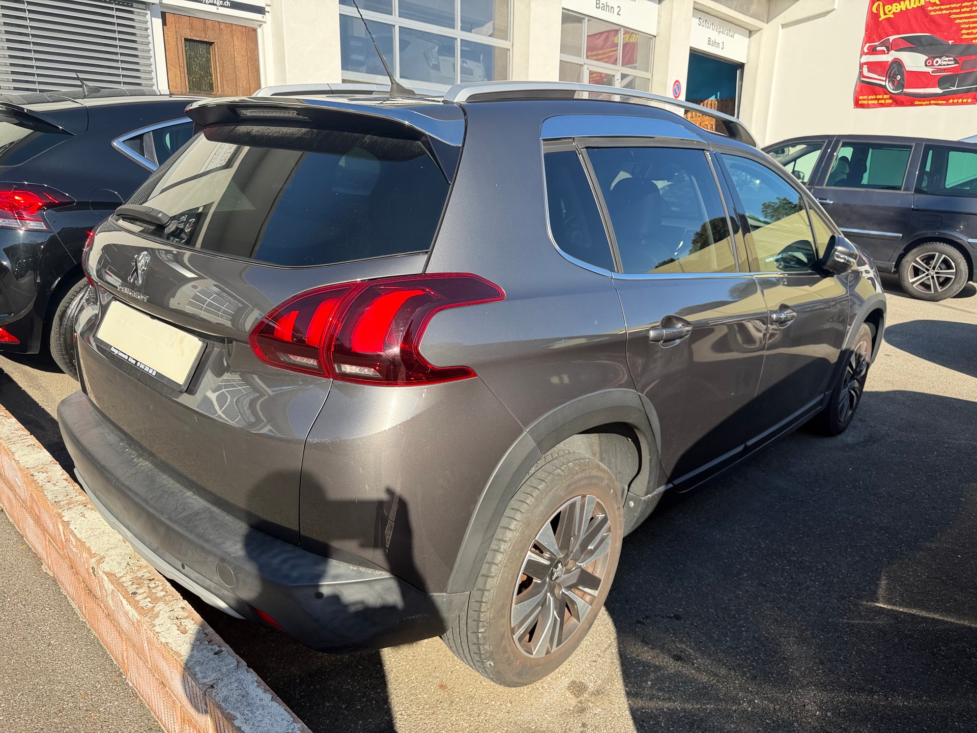PEUGEOT 2008 1.2 PureTech Style EAT6-image-5