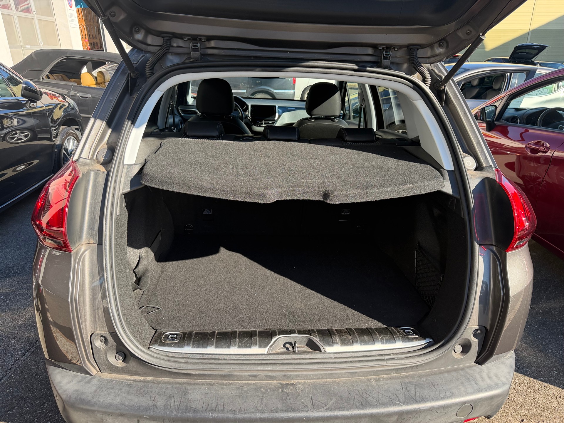 PEUGEOT 2008 1.2 PureTech Style EAT6-image-8