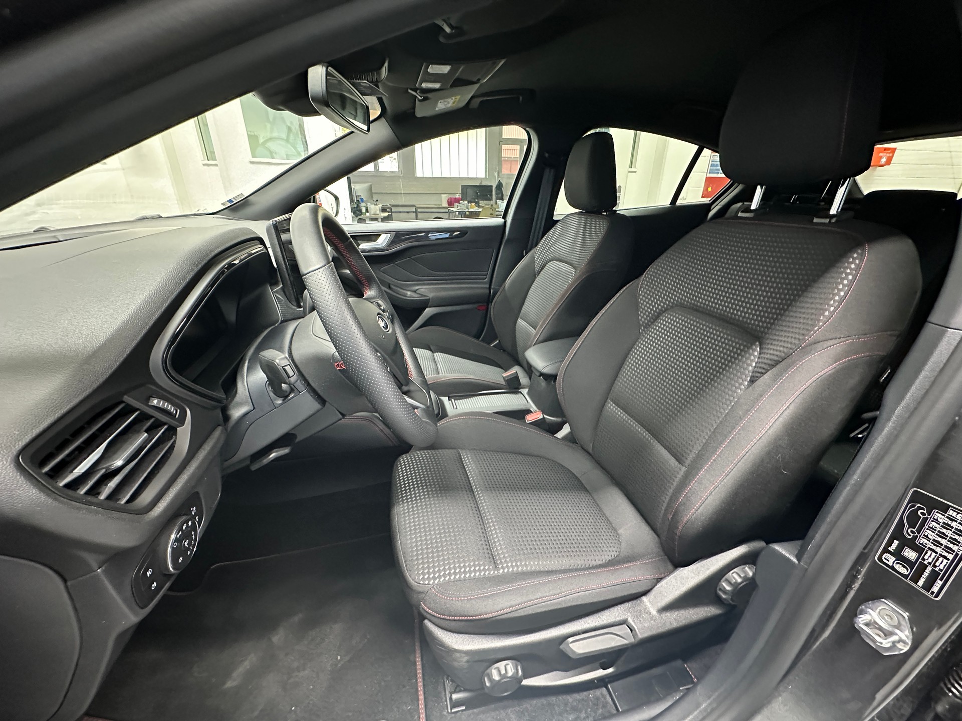 FORD Focus 1.0 MHEV ST-Line X Automat-image-7
