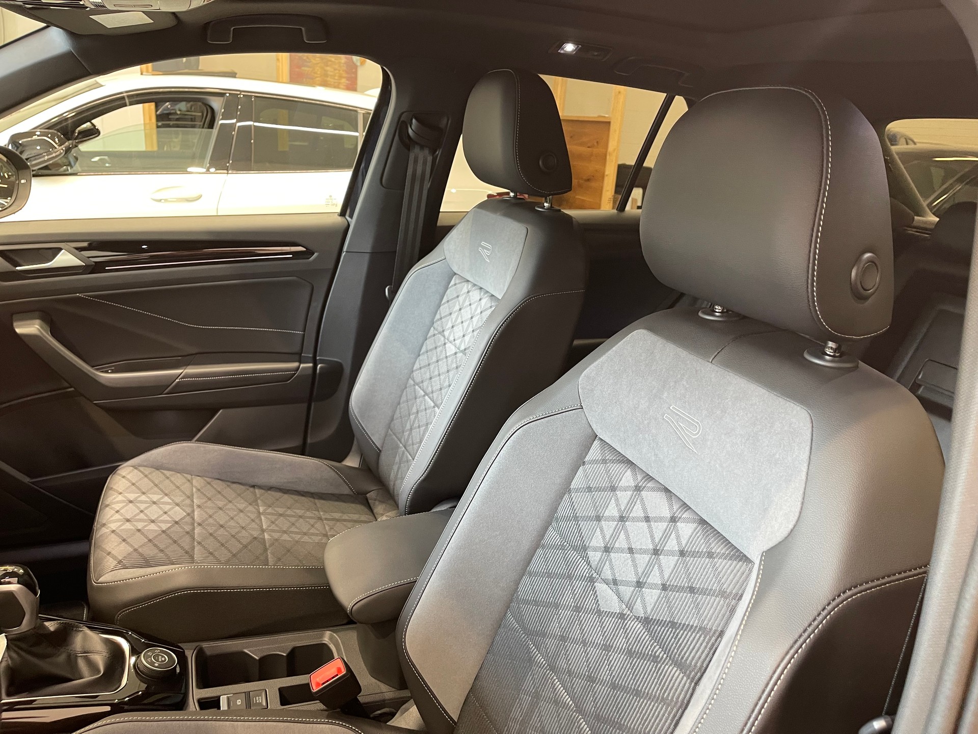 VW T-Roc 2.0 TSI R-Line DSG 4Motion*BLACK-LINE*-image-9