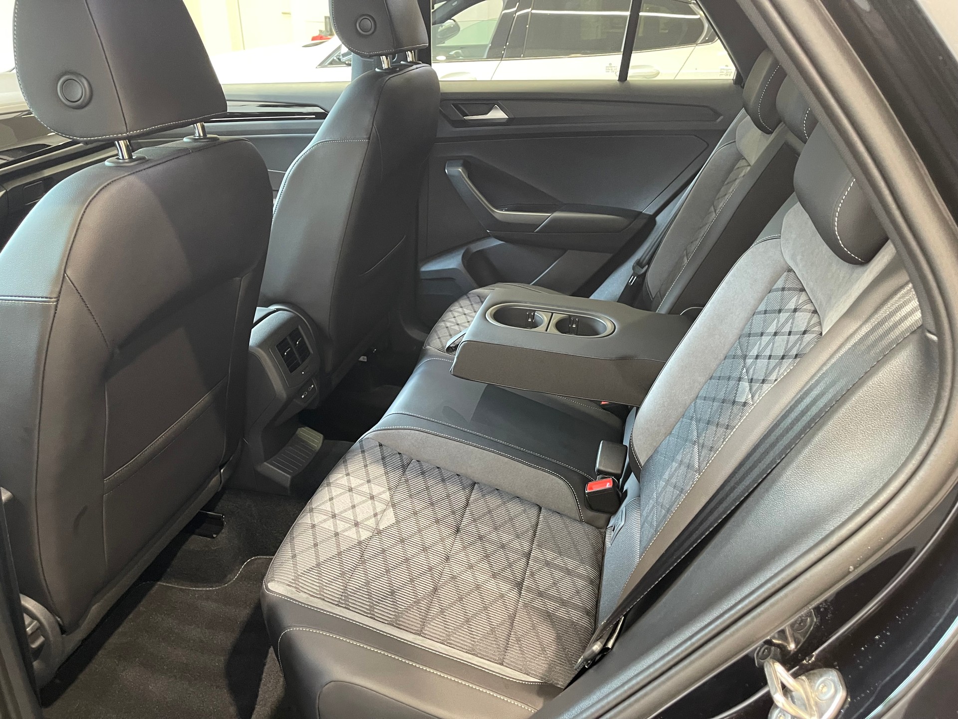 VW T-Roc 2.0 TSI R-Line DSG 4Motion*BLACK-LINE*-image-11