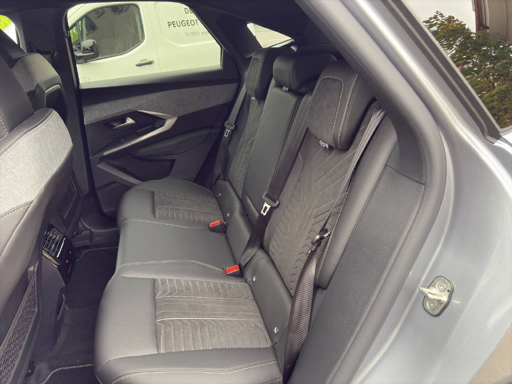 PEUGEOT 3008 1.2 Hybrid GT-image-6