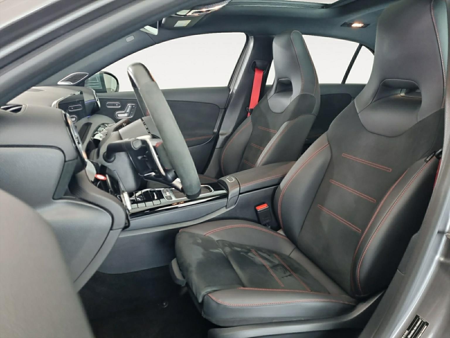 MERCEDES-BENZ A 45 AMG S 4Matic+-image-4