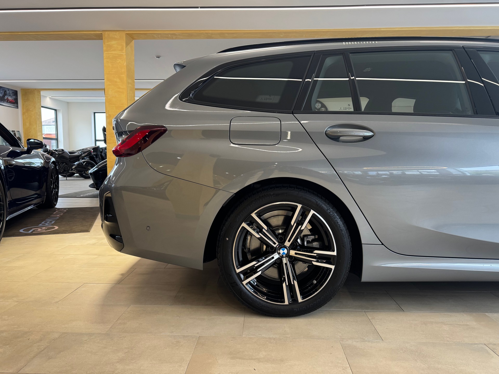 BMW 330i Touring xDrive Steptronic M Sport-image-9