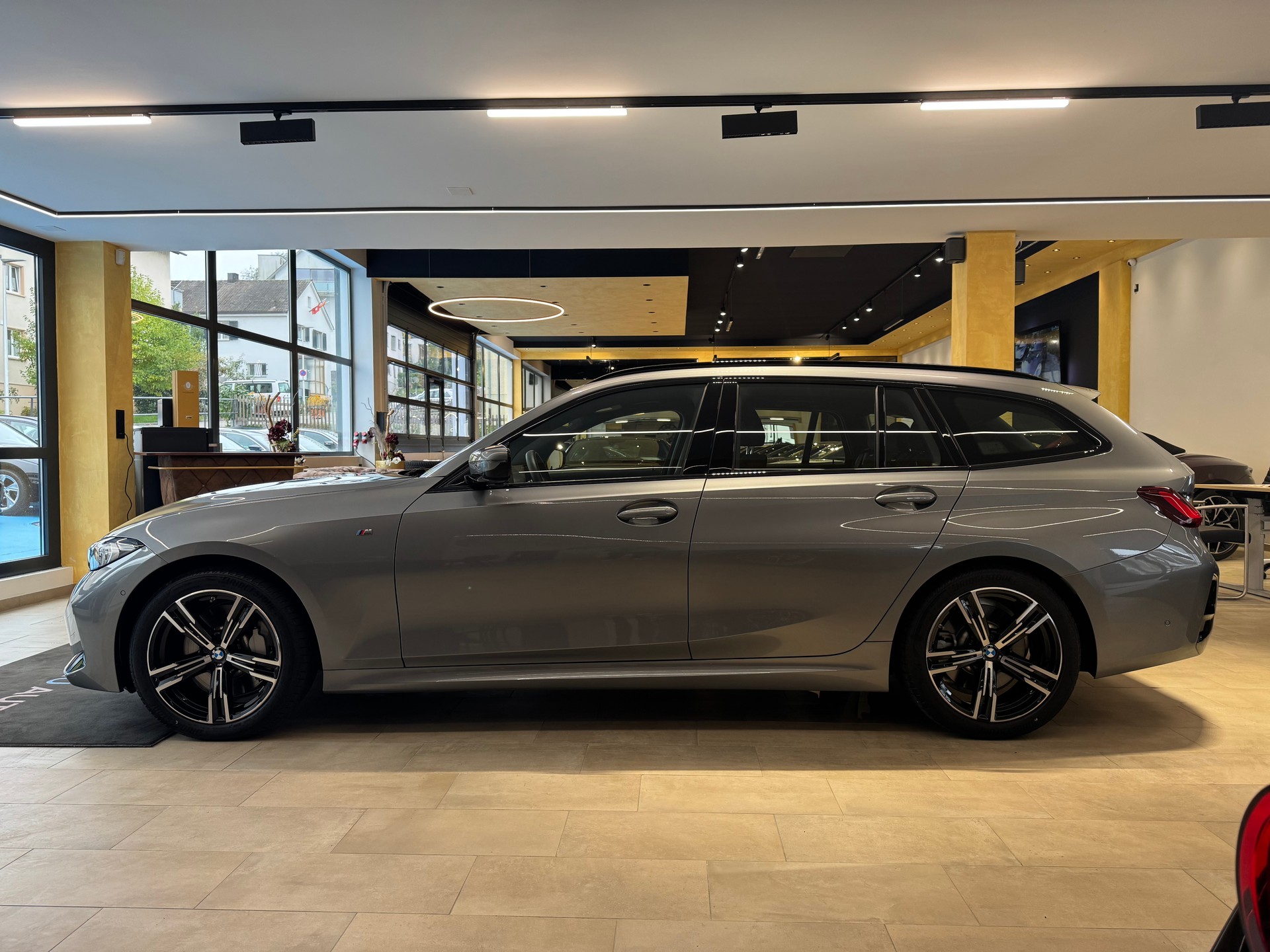 BMW 330i Touring xDrive Steptronic M Sport-image-5