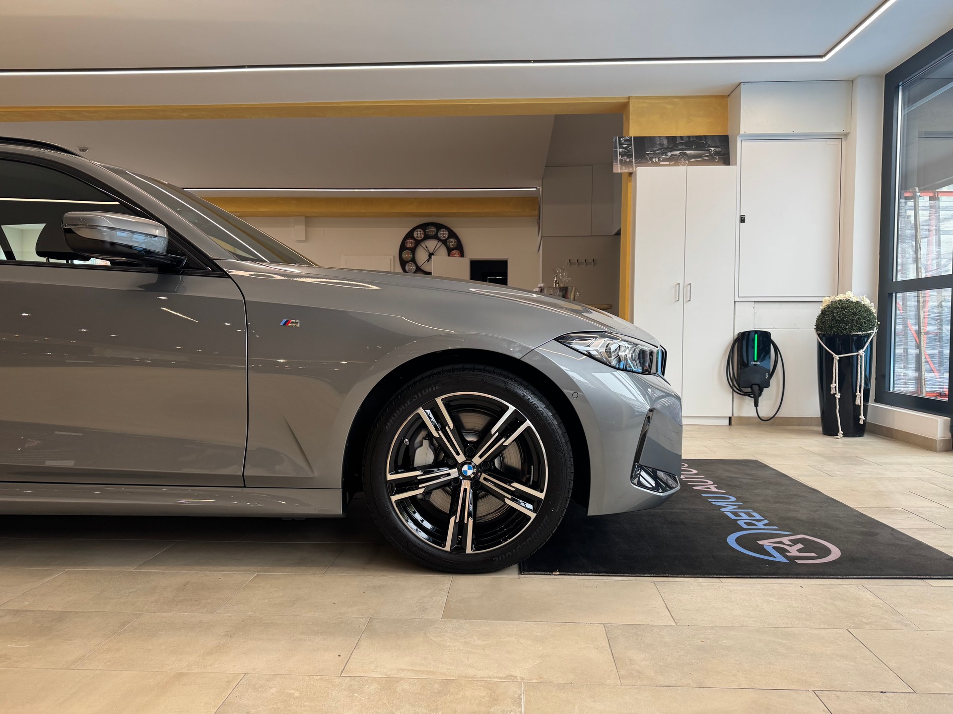 BMW 330i Touring xDrive Steptronic M Sport-image-8
