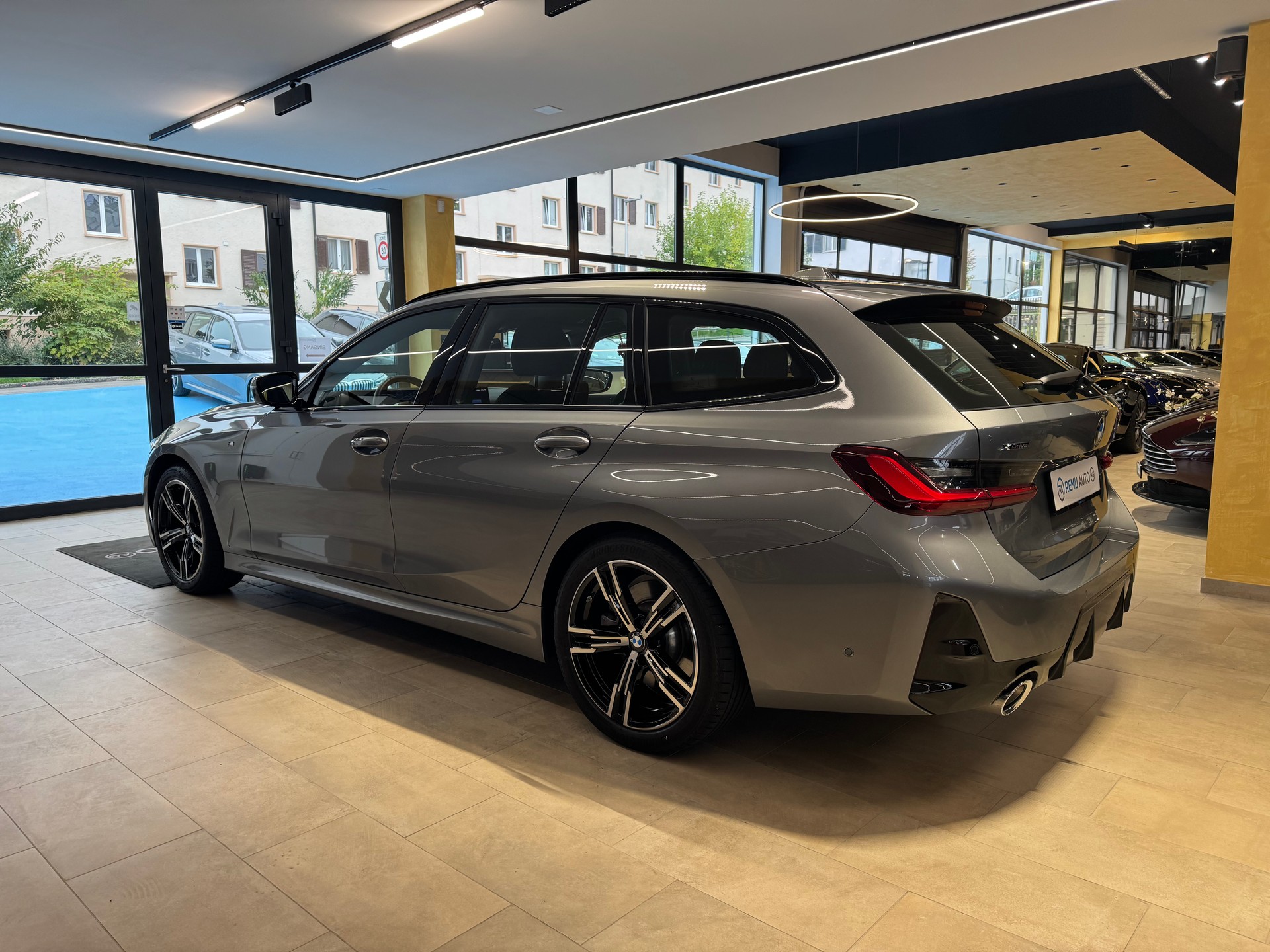 BMW 330i Touring xDrive Steptronic M Sport-image-4