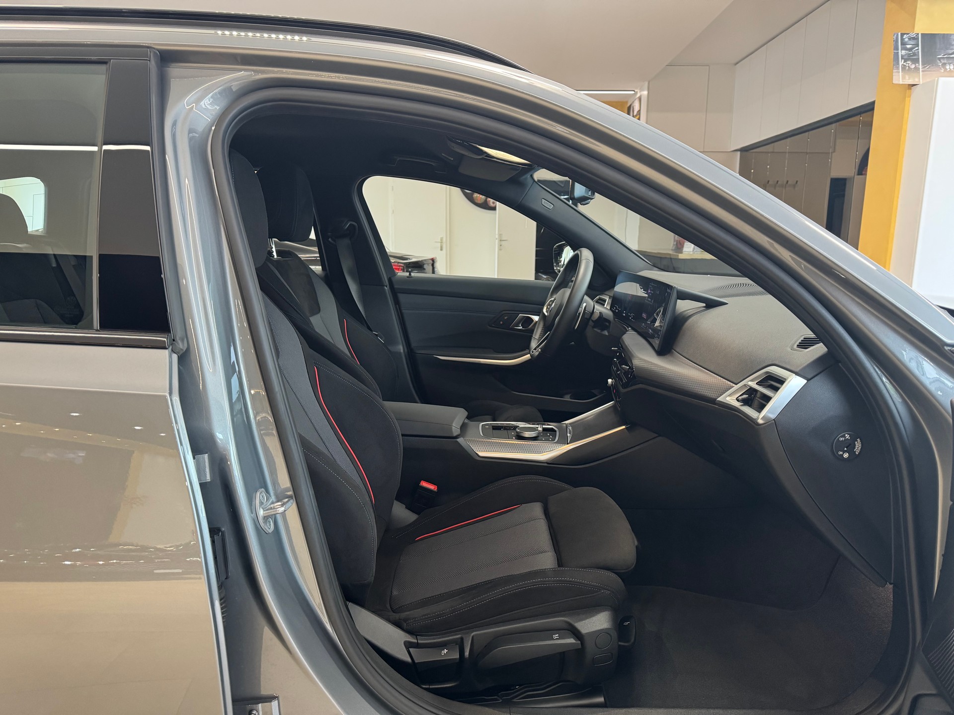 BMW 330i Touring xDrive Steptronic M Sport-image-16