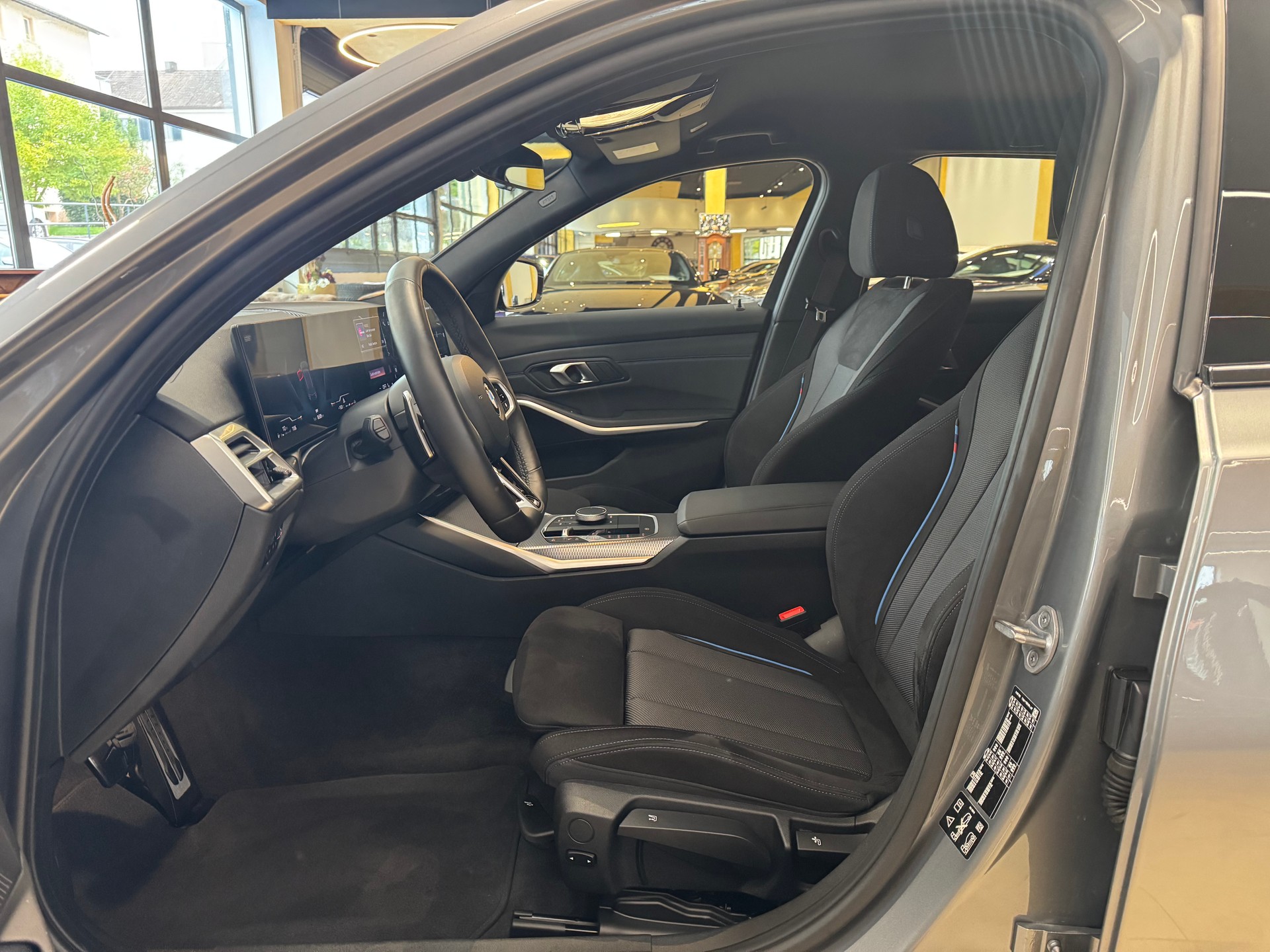 BMW 330i Touring xDrive Steptronic M Sport-image-13
