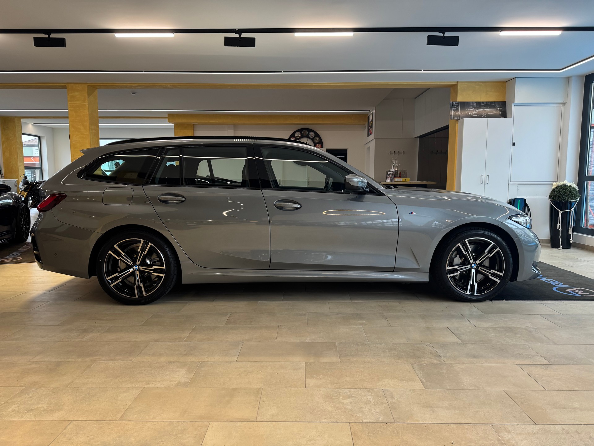 BMW 330i Touring xDrive Steptronic M Sport-image-1