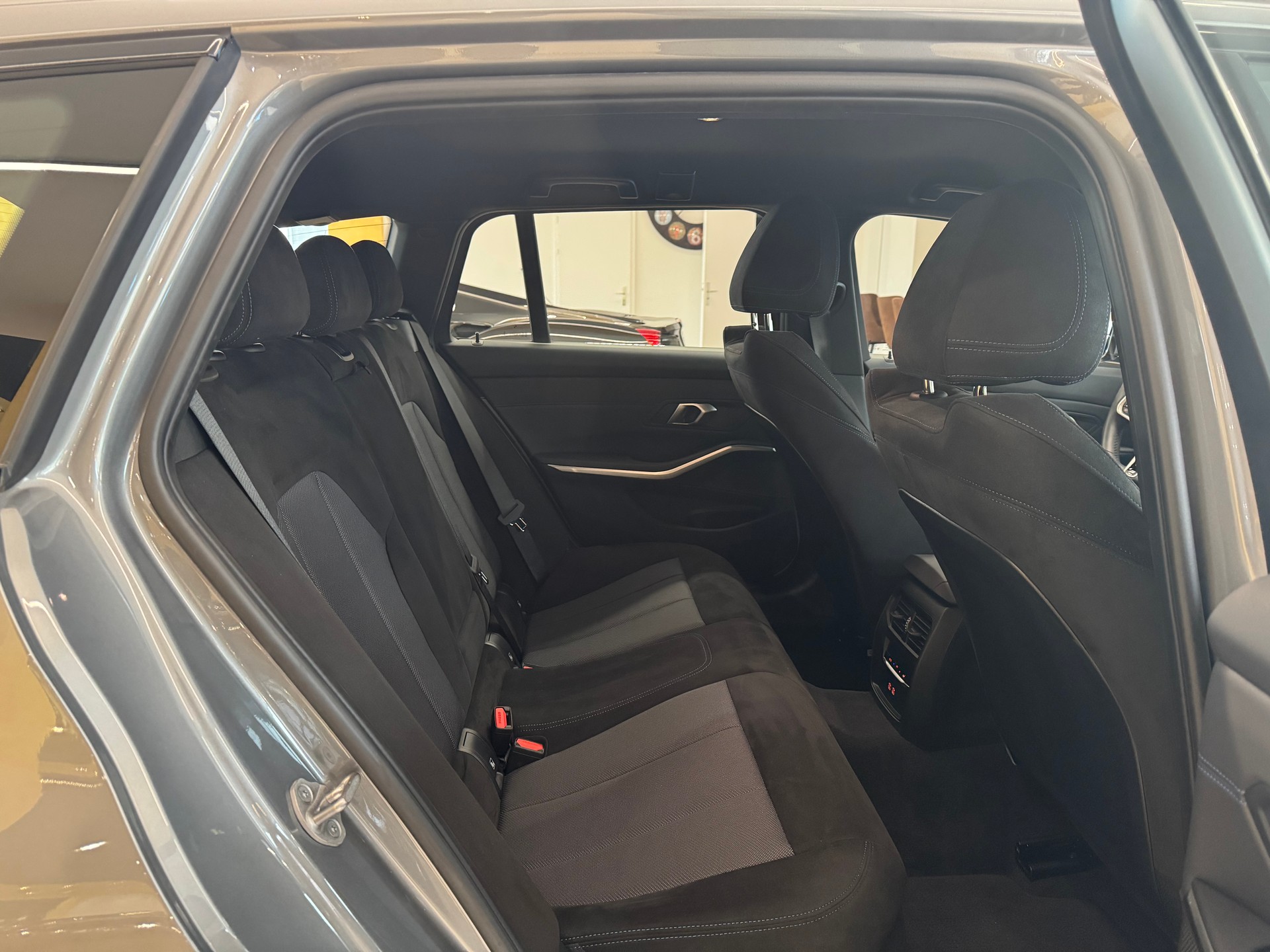 BMW 330i Touring xDrive Steptronic M Sport-image-18