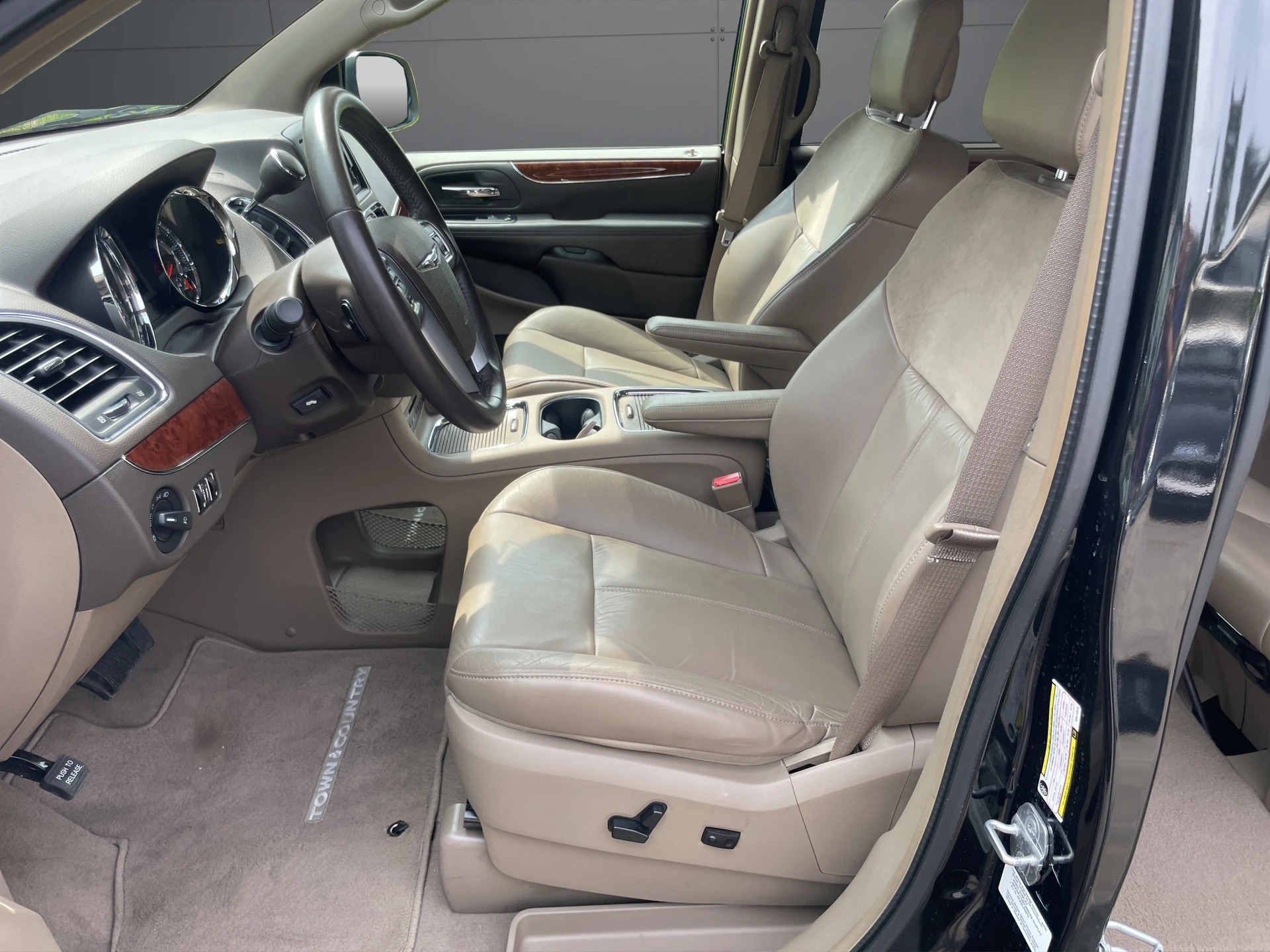 CHRYSLER TOWN COUNTRY LIMITED-image-5