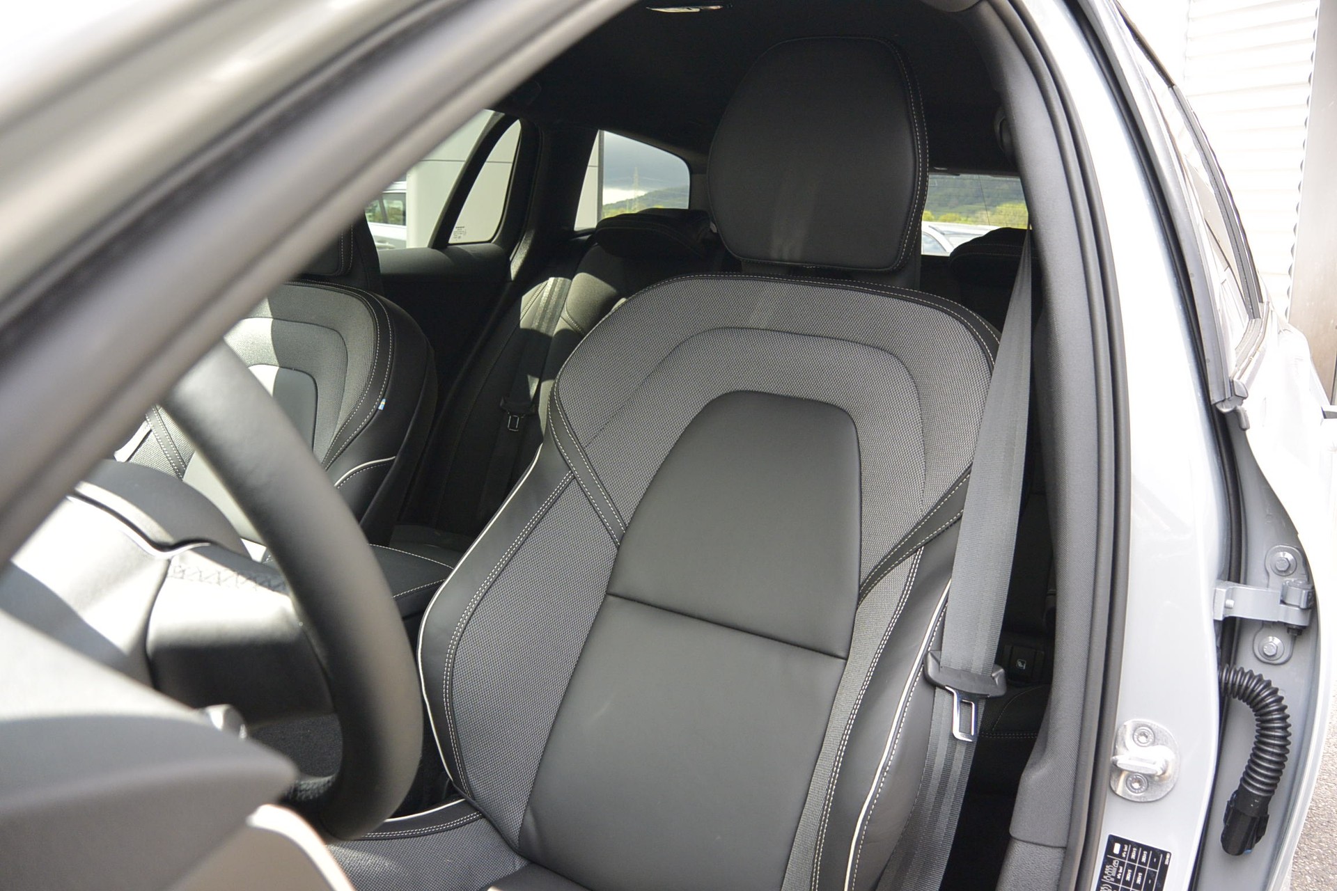 VOLVO V60 2.0 T6 TE Plus Dark eAWD-showroom-element-3
