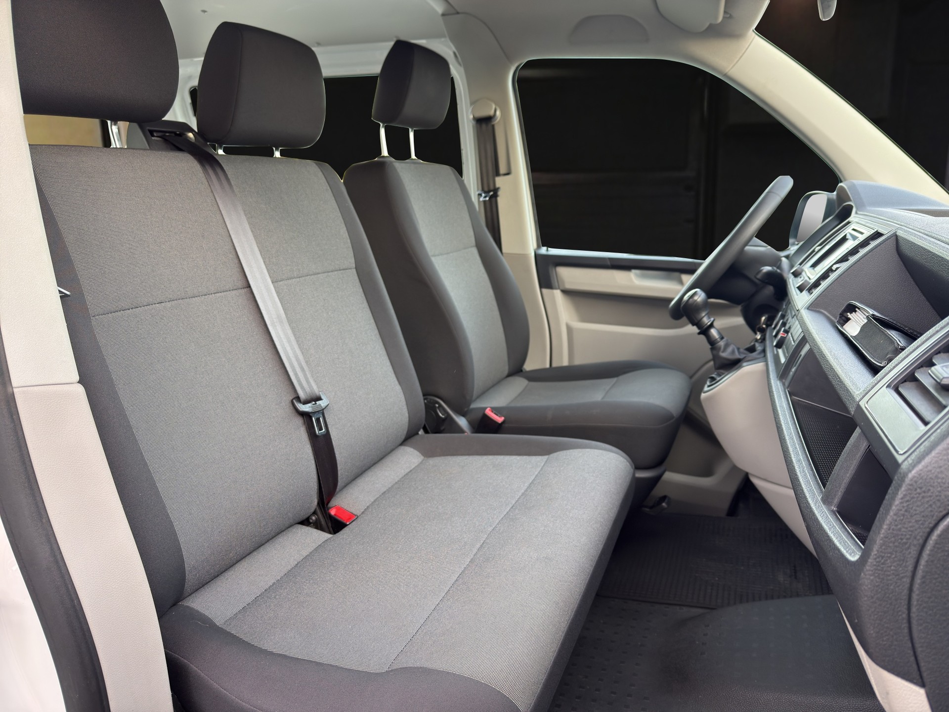 VW T6 Kombi 3000 2.0 TDI 150-image-9