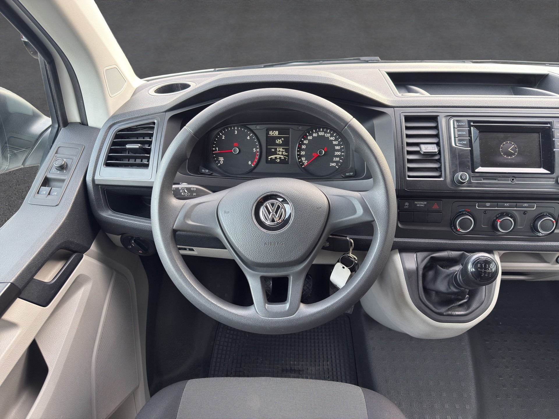 VW T6 Kombi 3000 2.0 TDI 150-image-11