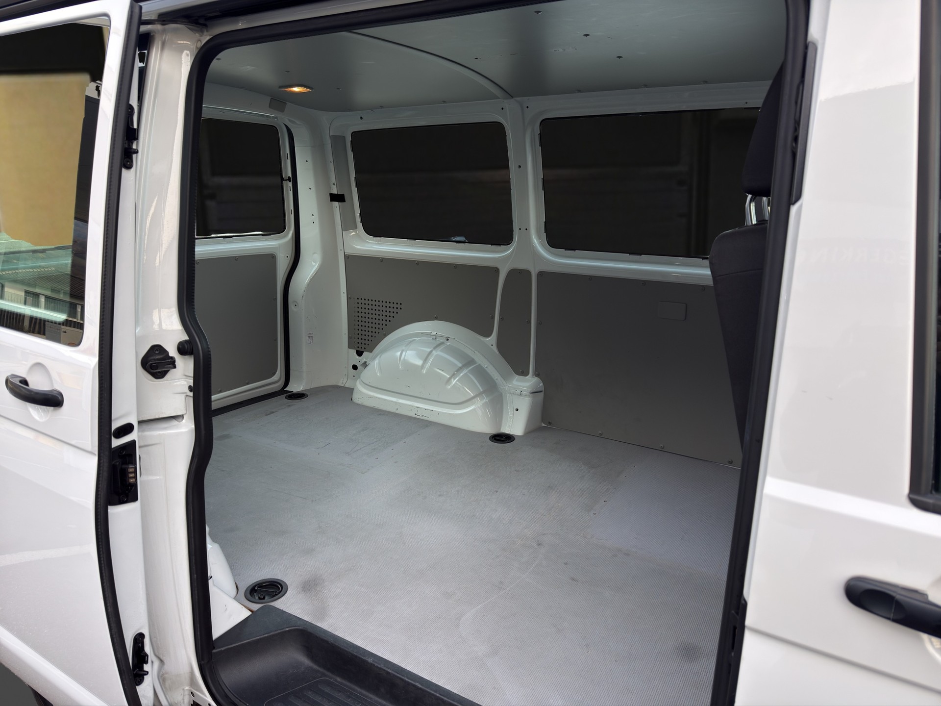 VW T6 Kombi 3000 2.0 TDI 150-image-12