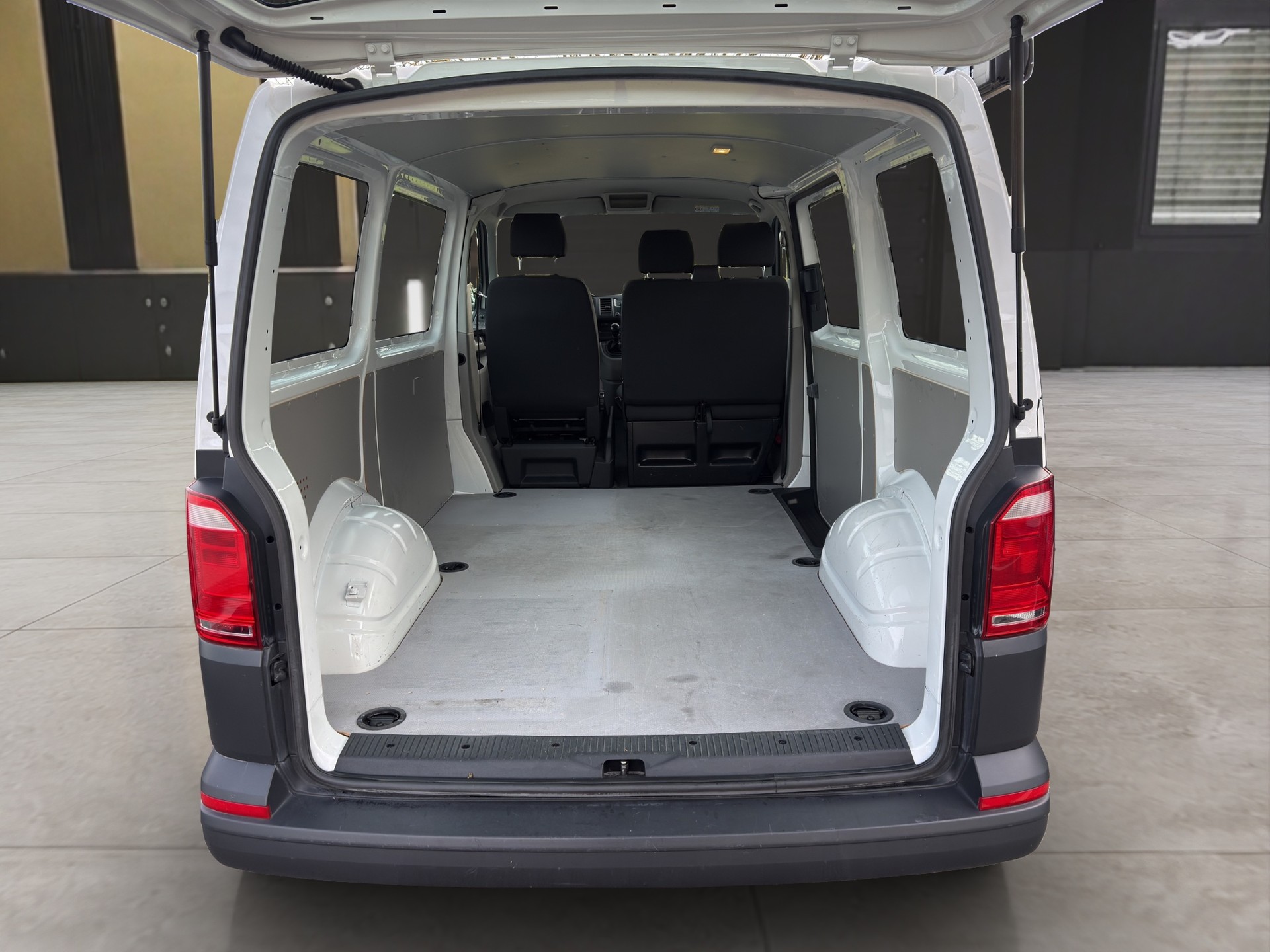 VW T6 Kombi 3000 2.0 TDI 150-image-13