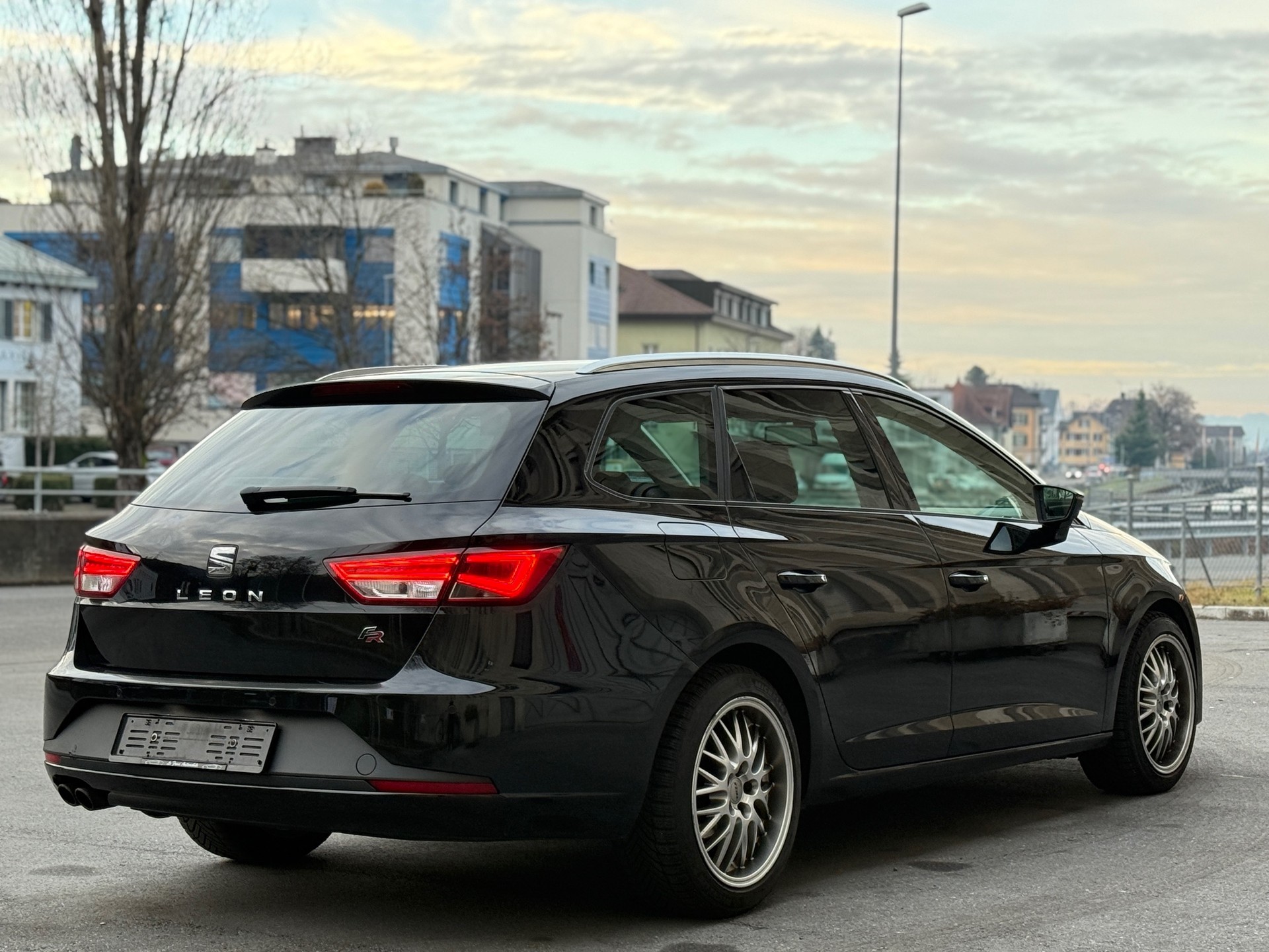 SEAT Leon ST 2.0 TDI FR DSG-image-10