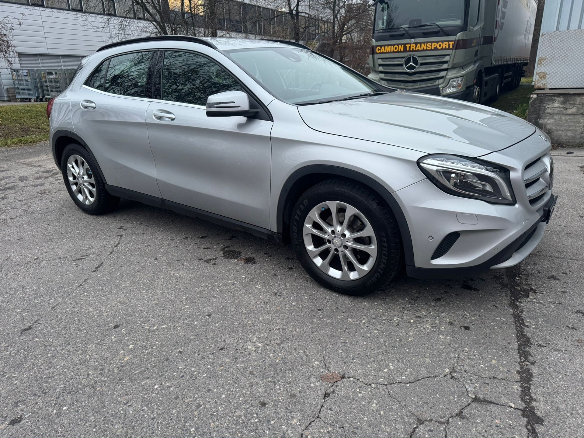 MERCEDES-BENZ GLA 200 Night Star 7G-DCT-image-2