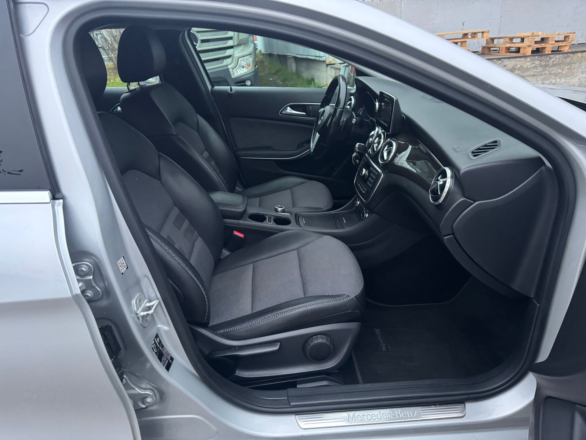 MERCEDES-BENZ GLA 200 Night Star 7G-DCT-image-12