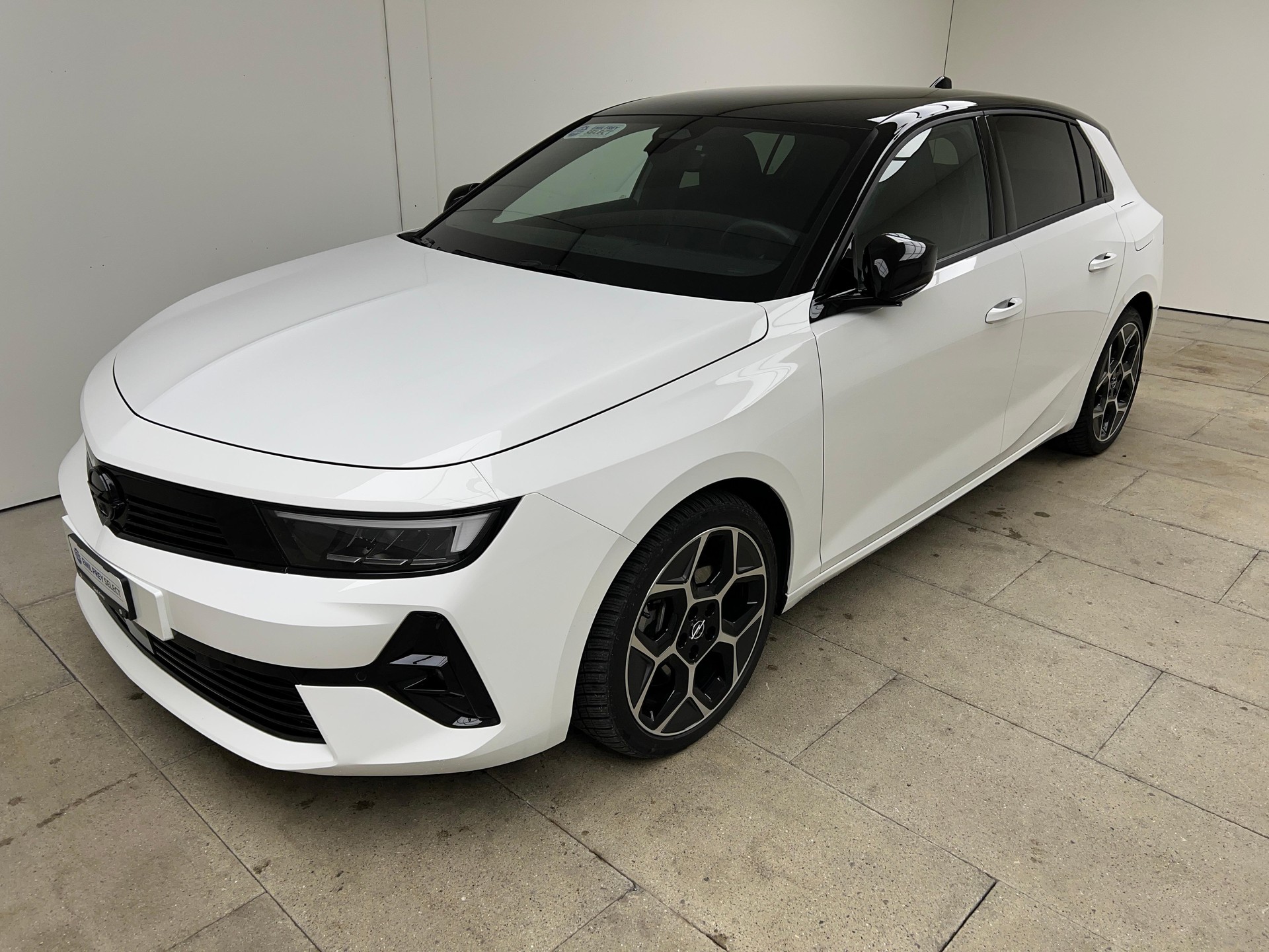 OPEL Astra 1.6 T PHEV 180 Swiss Plus / ab 3,99% Leasing bei Abschluss einer Protect Autoversicherung-showroom-element-1