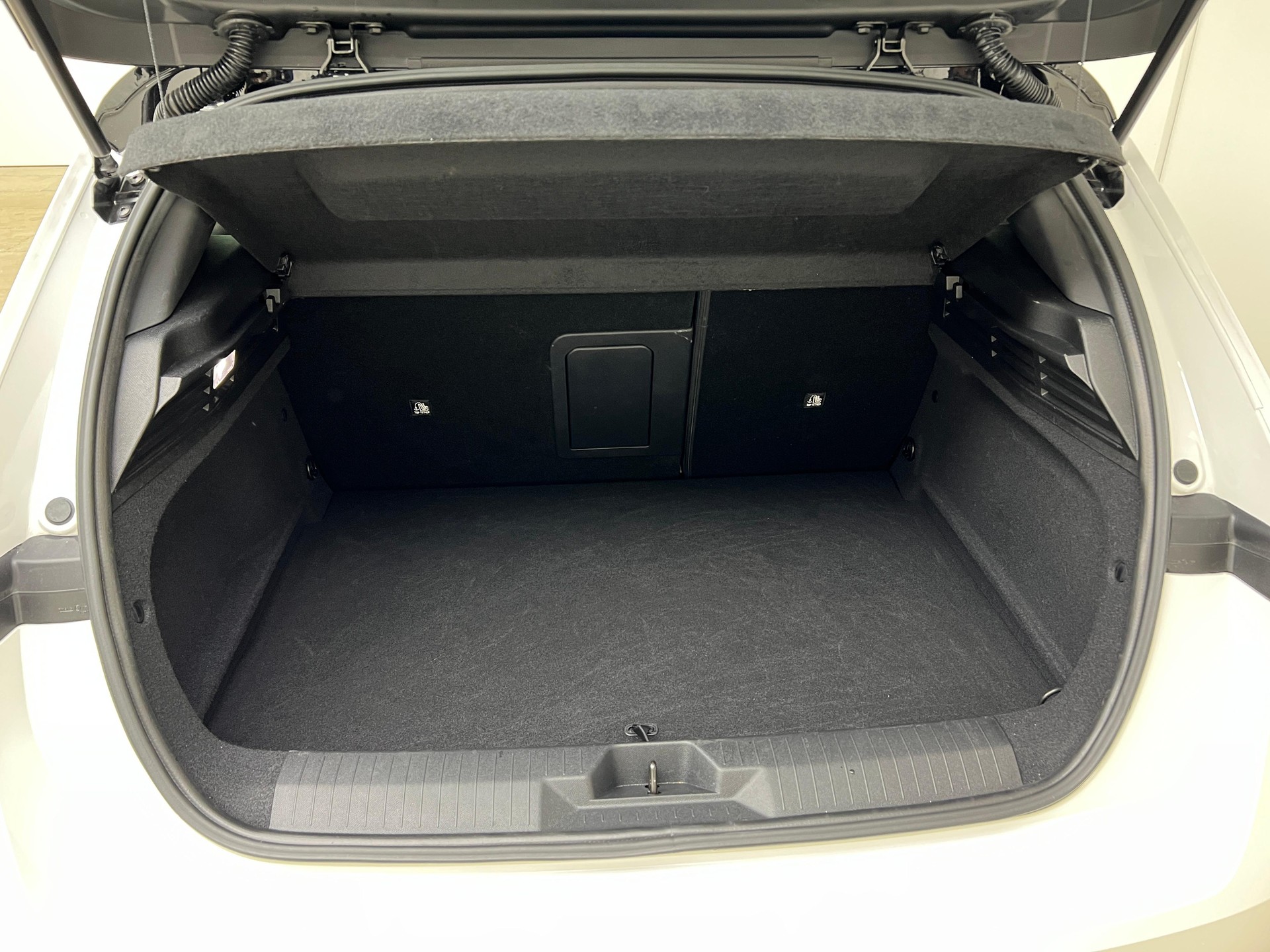 OPEL Astra 1.6 T PHEV 180 Swiss Plus / ab 3,99% Leasing bei Abschluss einer Protect Autoversicherung-image-5