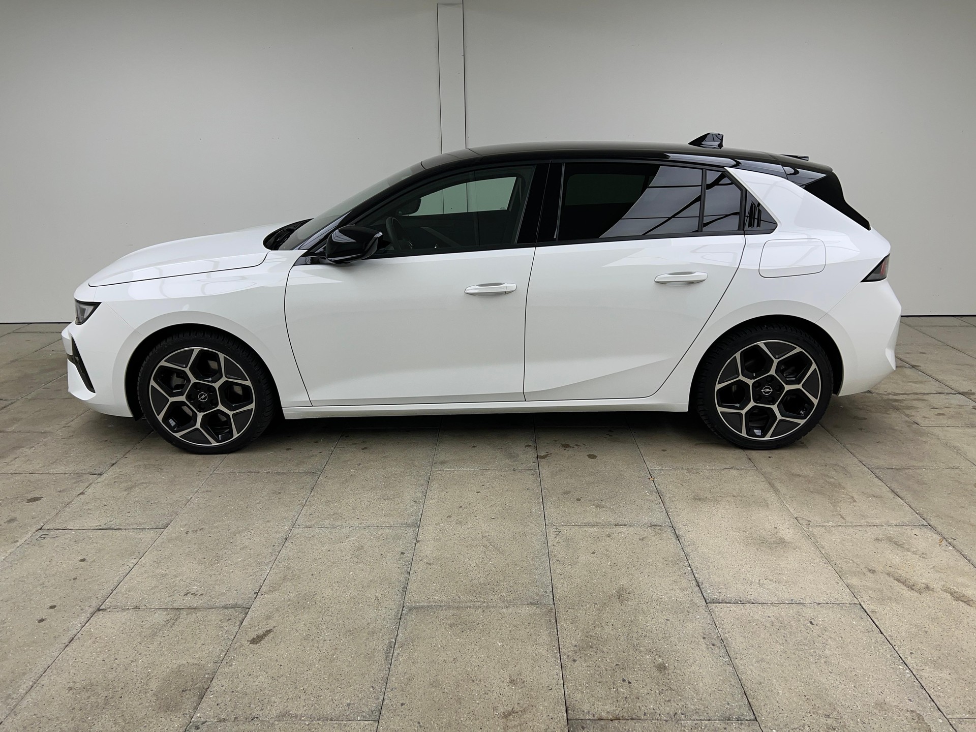 OPEL Astra 1.6 T PHEV 180 Swiss Plus / ab 3,99% Leasing bei Abschluss einer Protect Autoversicherung-showroom-element-2