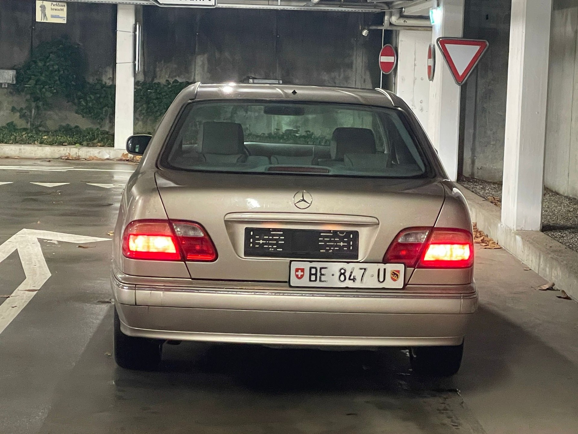 MERCEDES-BENZ E 320 Elégance 4-Matic Automatic-showroom-element-2