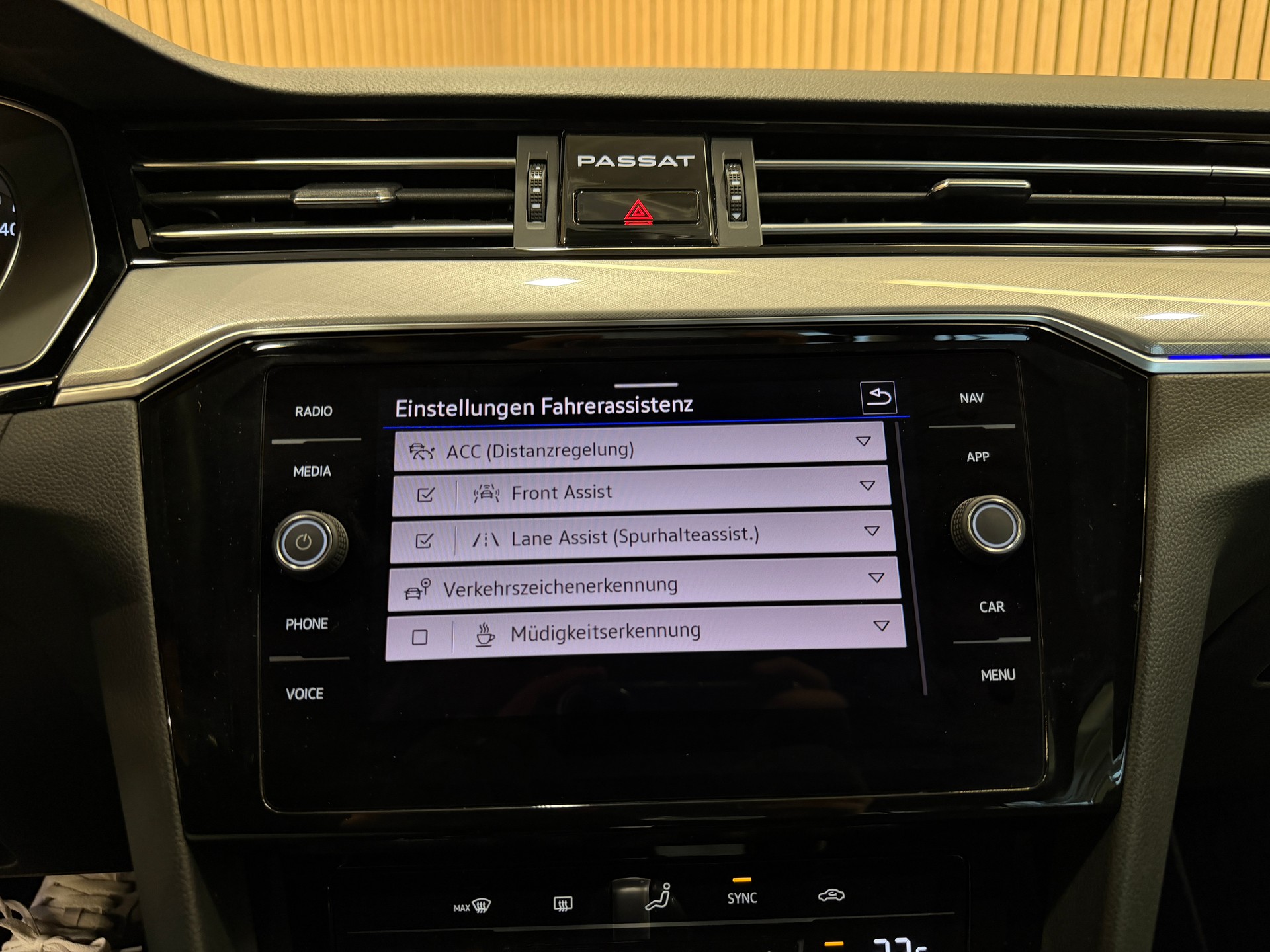 VW Passat 2.0 TDI Business DSG-image-10