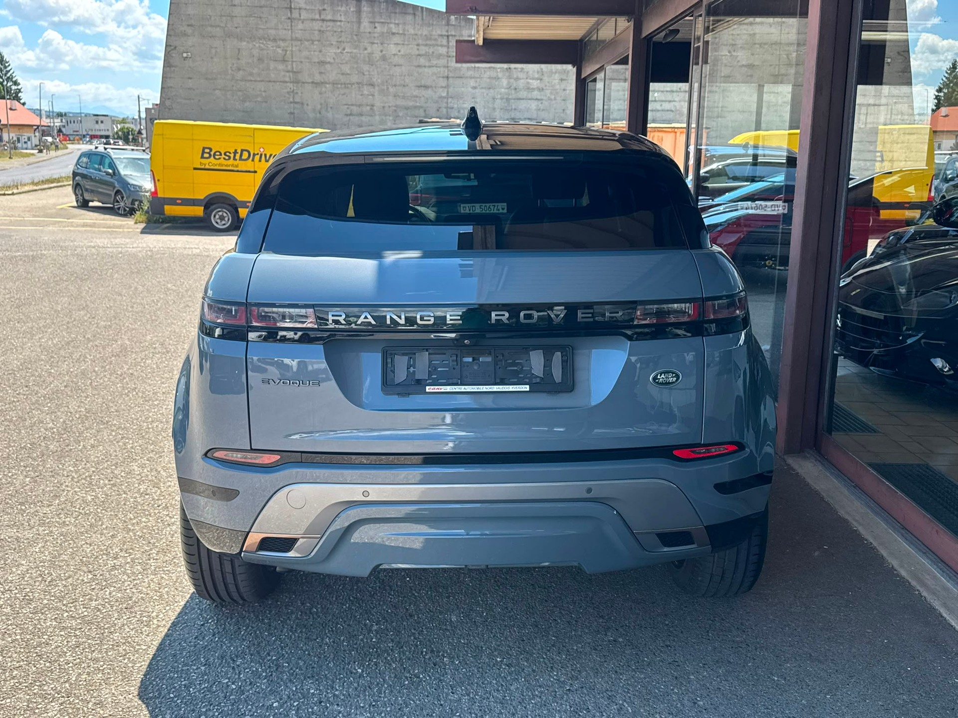 LAND ROVER Range Rover Evoque R-Dynamic D 180 First Edition AT9-image-4