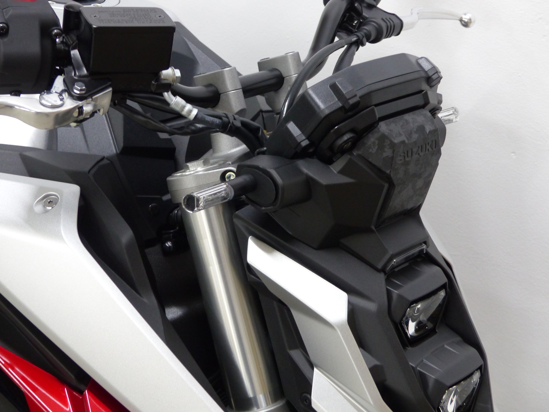 SUZUKI GSX-S 950 ABS 70kW mit Zubehör-showroom-element-3