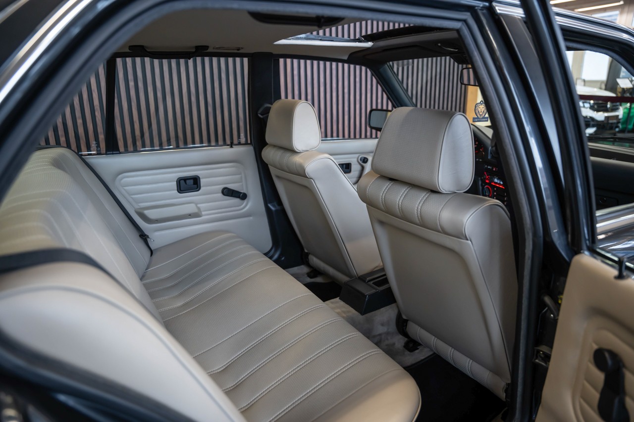 BMW 320i-image-20