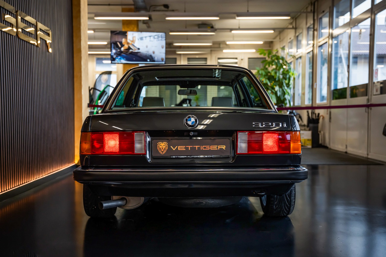 BMW 320i-image-4
