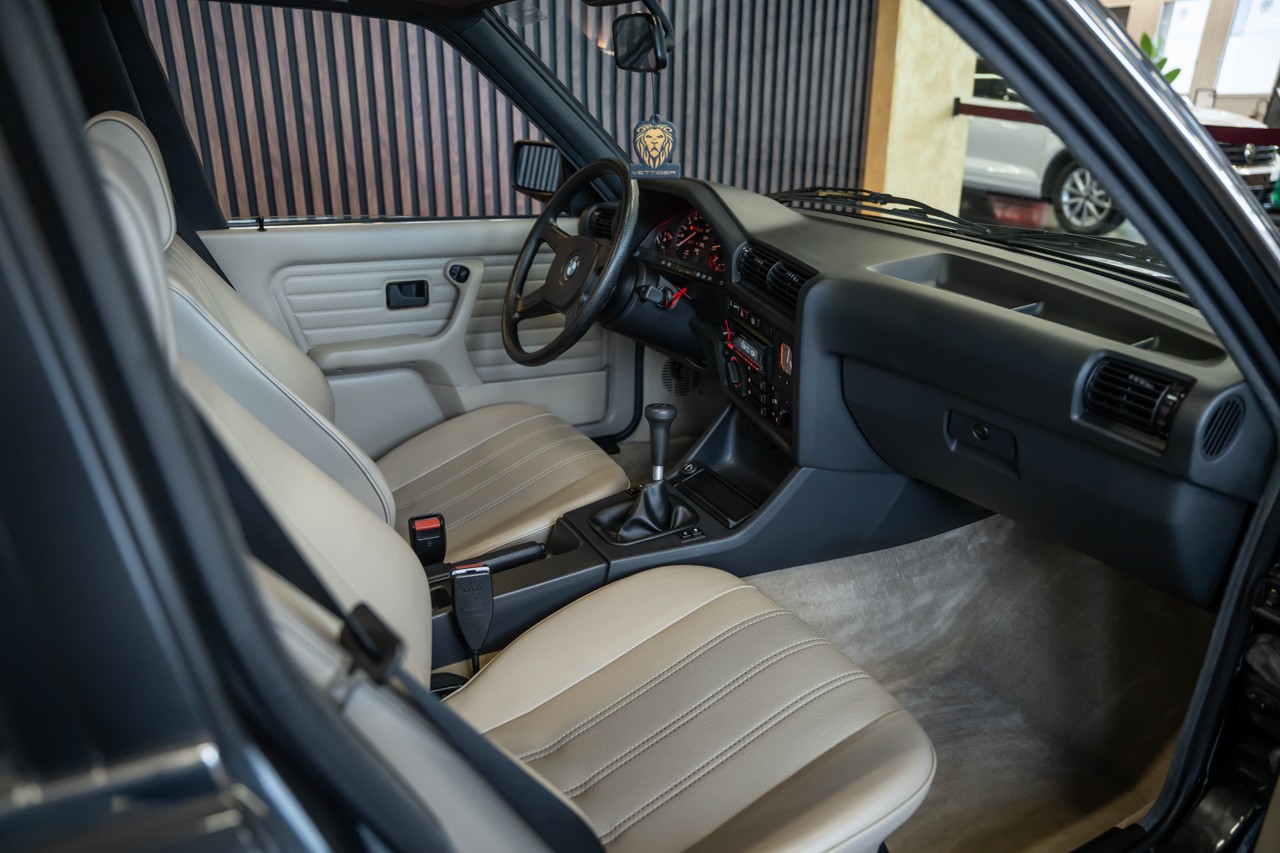 BMW 320i-image-15