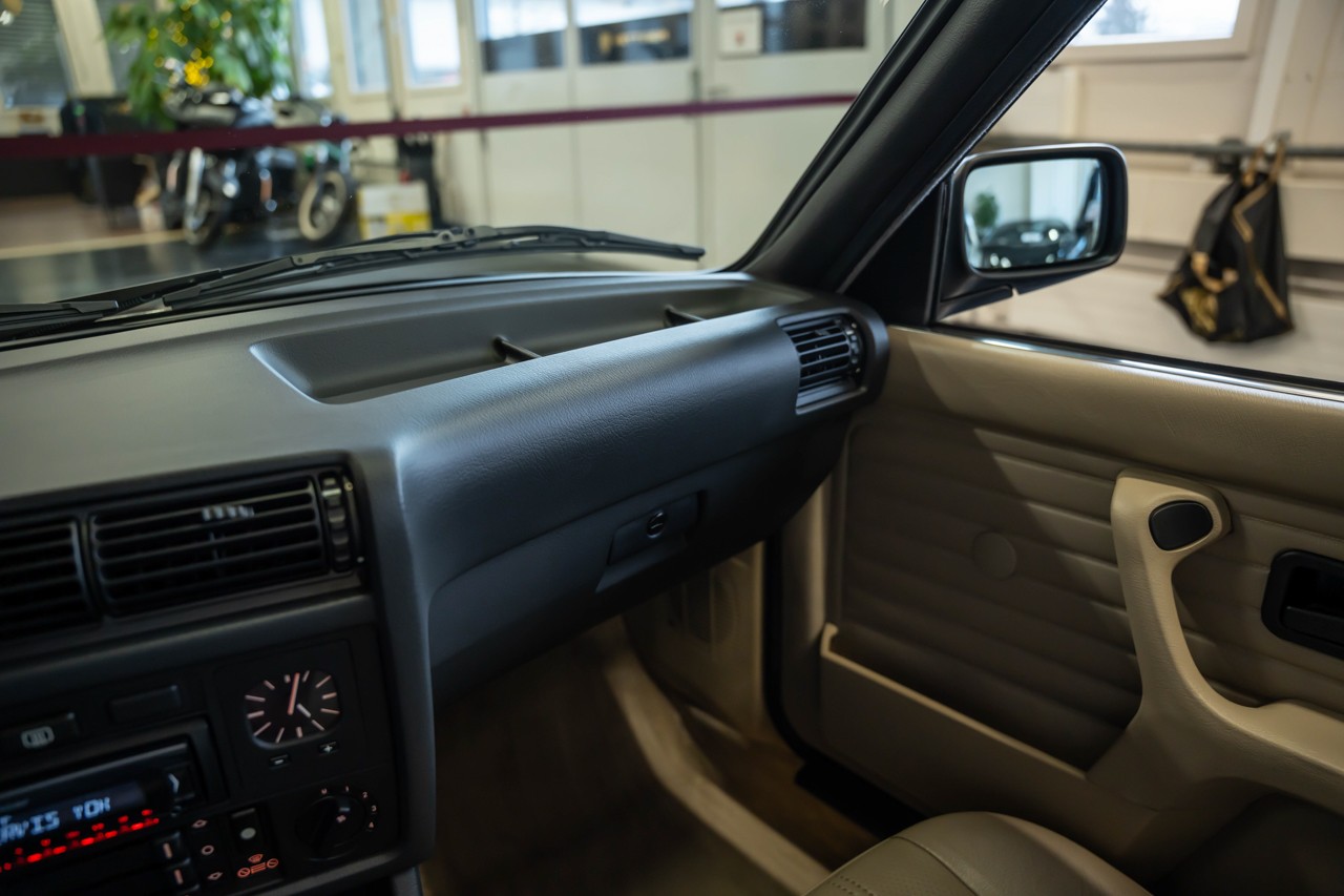 BMW 320i-image-25