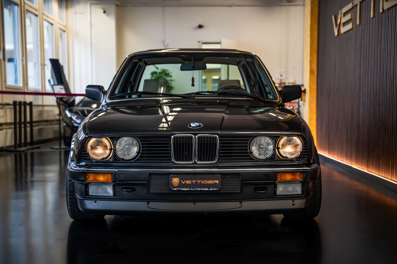 BMW 320i-image-1