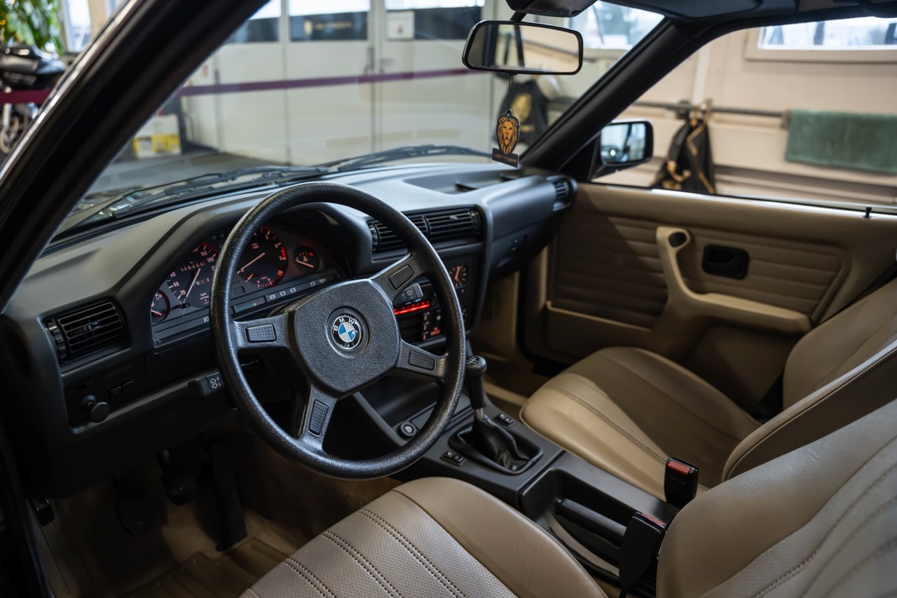 BMW 320i-image-13