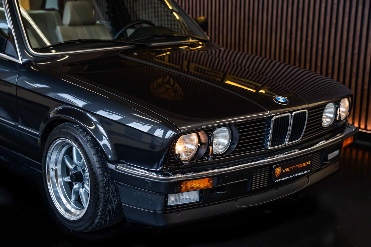 BMW 320i-image-9