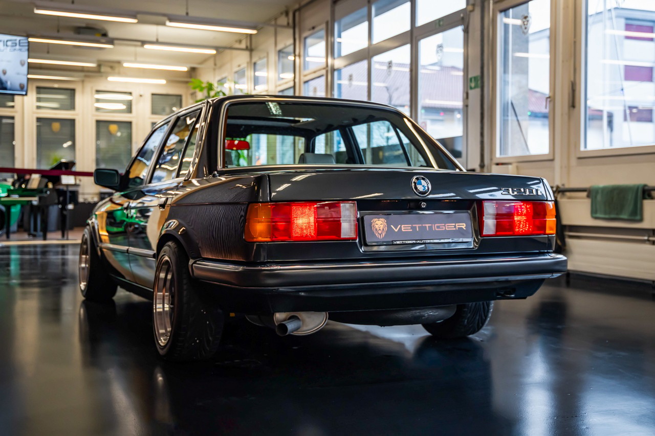 BMW 320i-image-3
