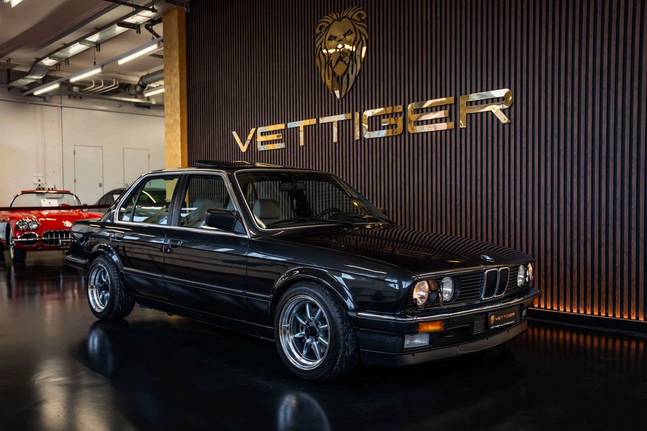 BMW 320i-image-0